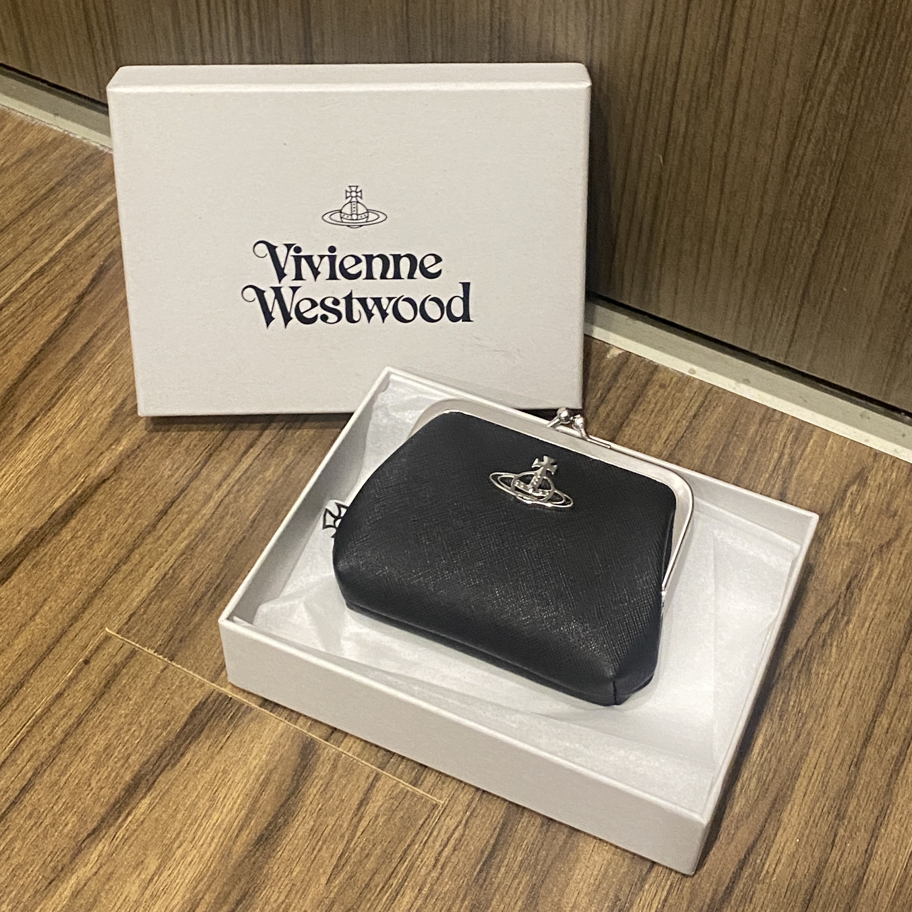Vivienne Westwood Derby Frame Coin Purse Black 착용 스타일 - 1