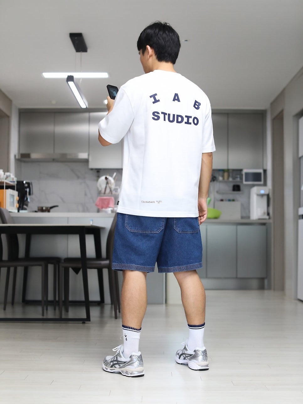 IAB Studio T-Shirt White Navy, IAB Studio Denim Shorts Deep Blue 착용 스타일 - 2