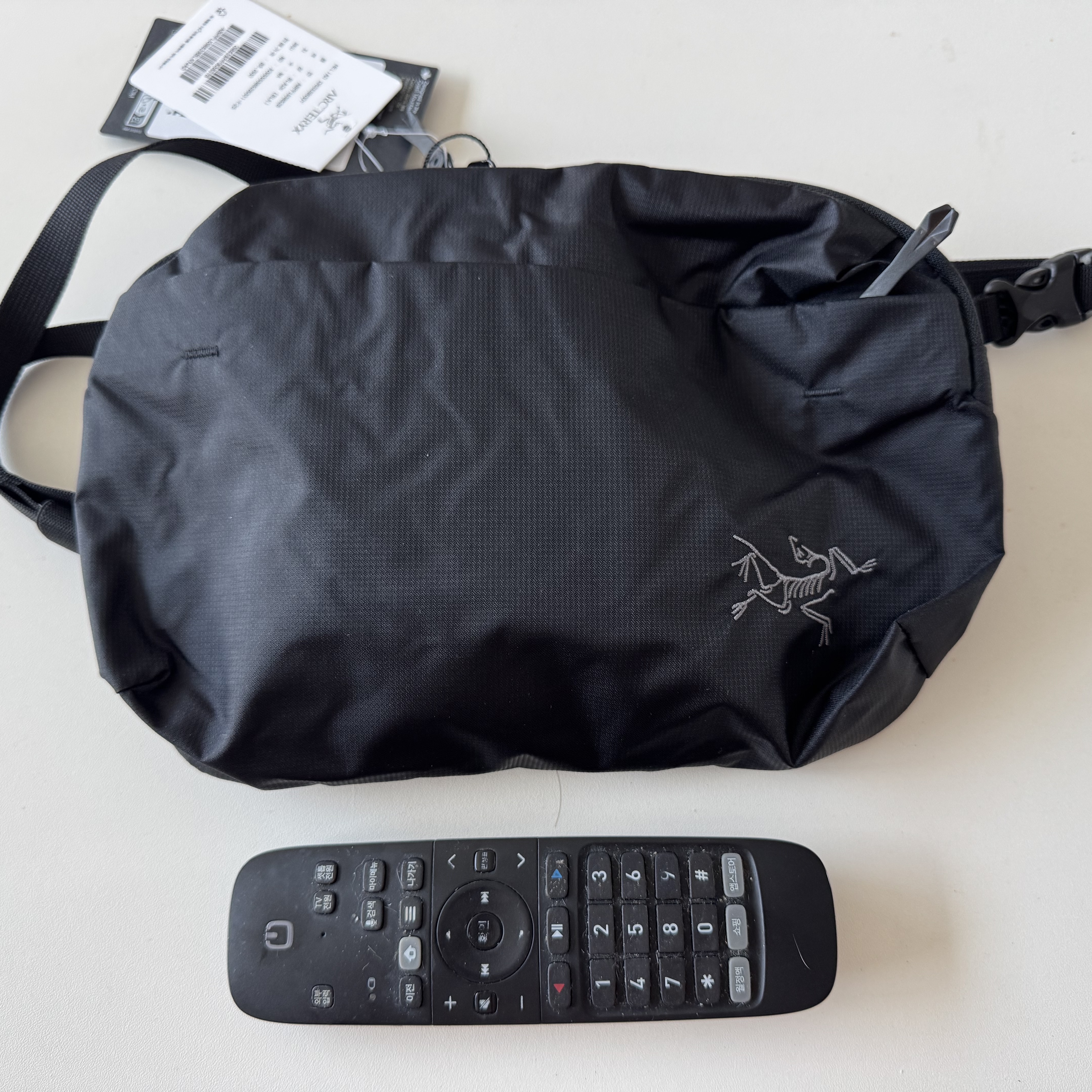 Arc'teryx Heliad 6 Crossbody Bag Black 착용 스타일