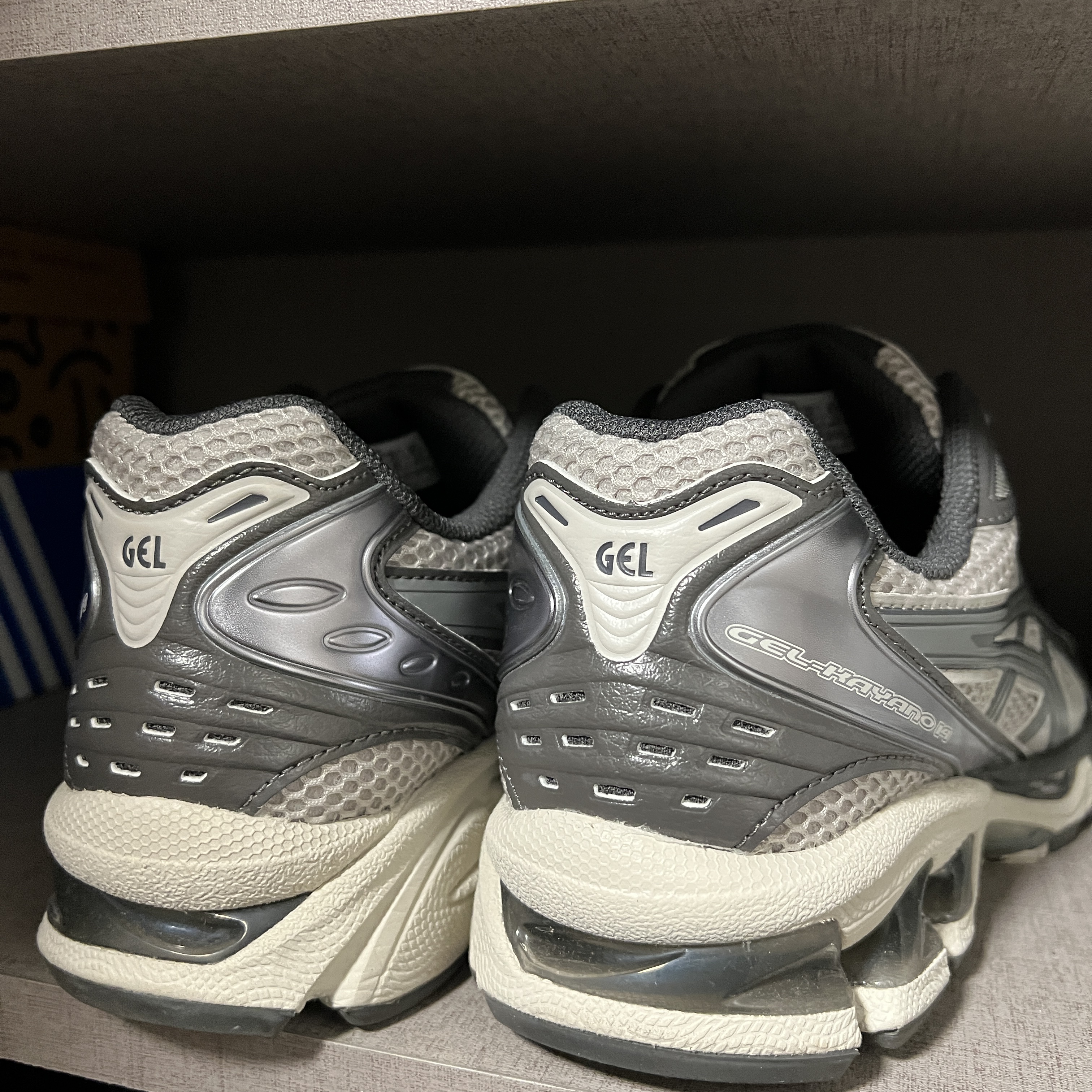 Asics Unlimited Gel-Kayano 14 Oyster Grey Clay Grey 착용 스타일