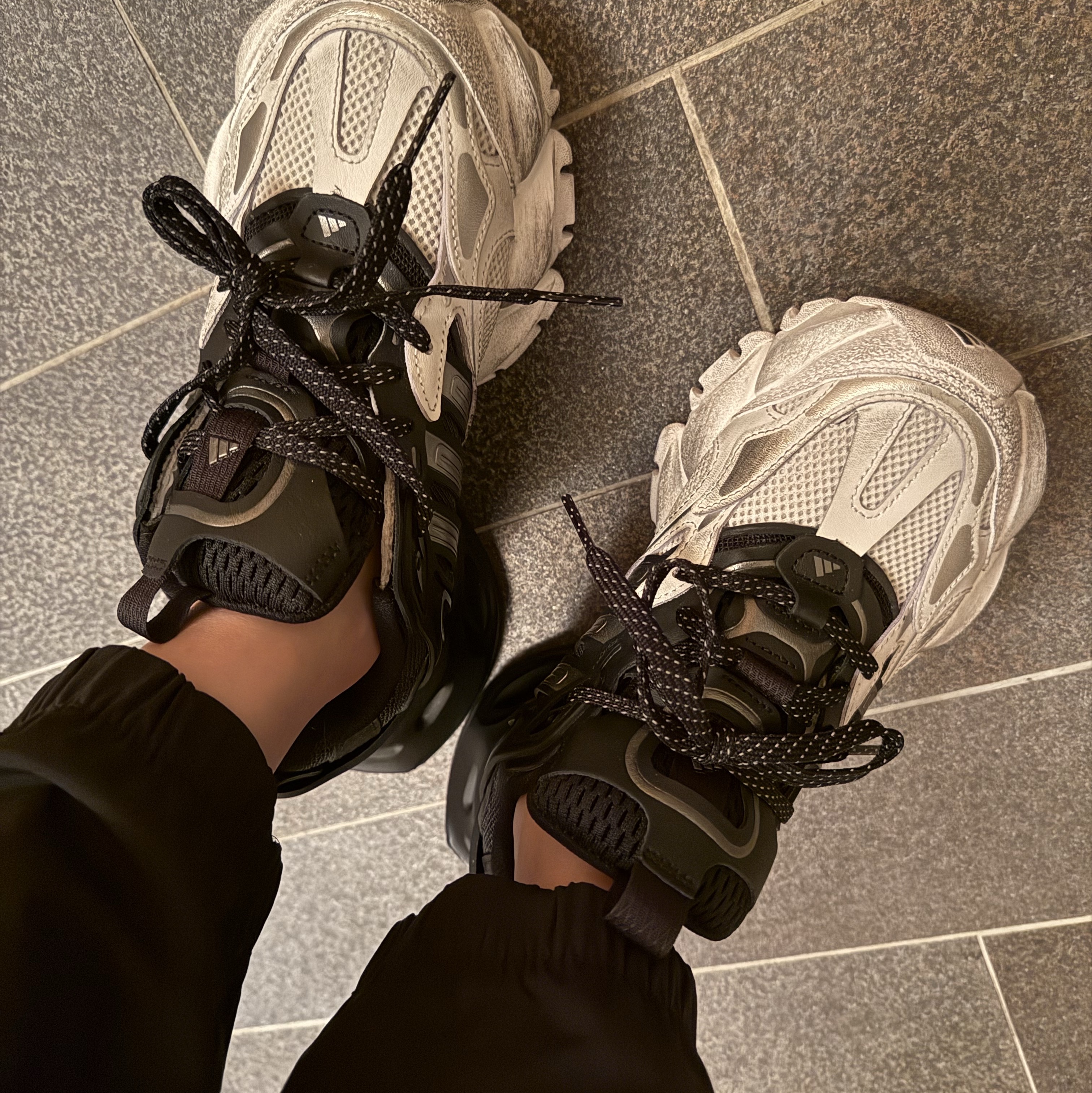 Adidas Vento XLG Runner Deluxe Sneakers White Black 착용 스타일 - 2