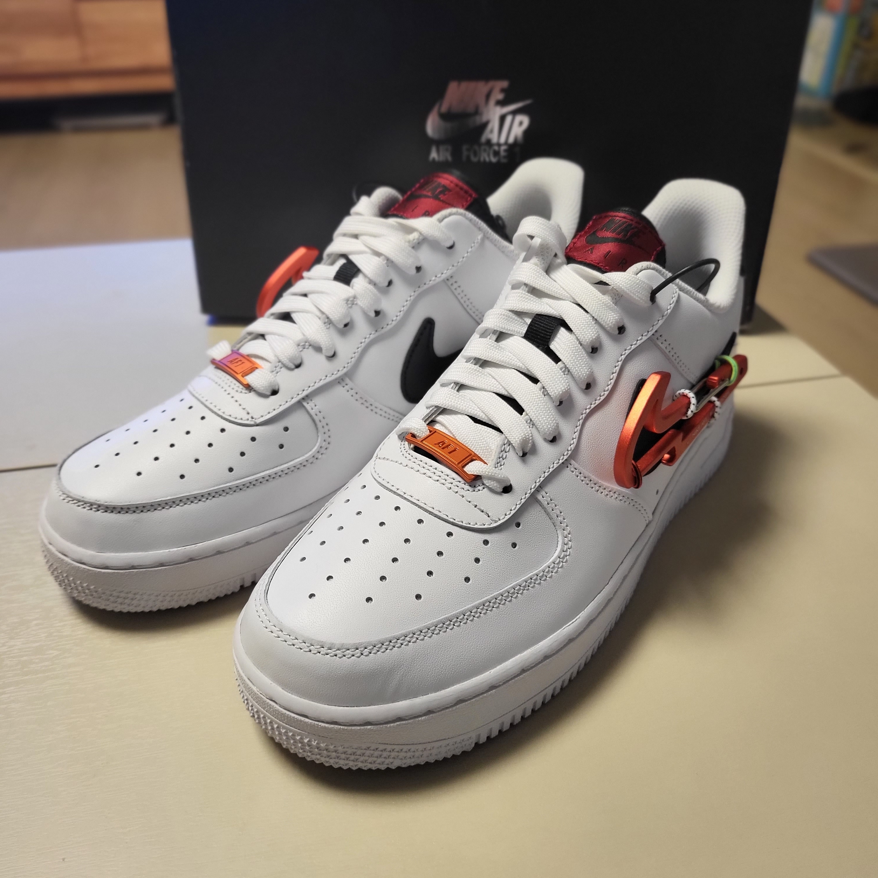 Nike Air Force 1 '07 PRM Carabiner Red 착용 스타일