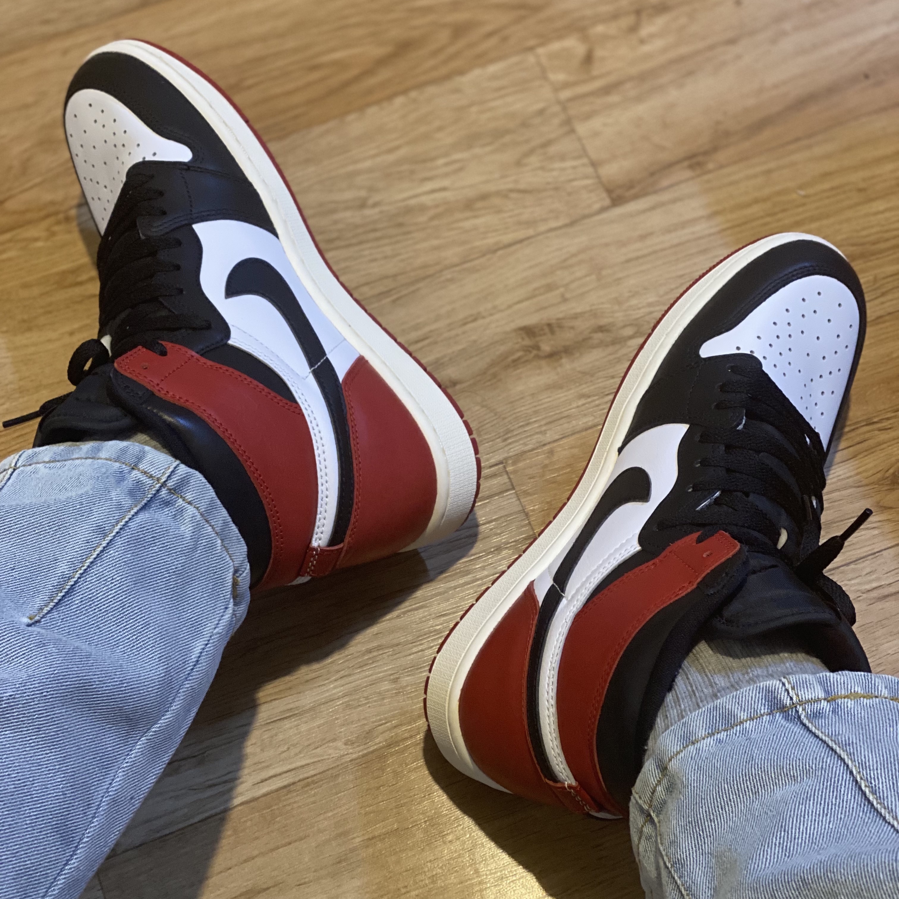 Jordan 1 Retro High OG Black Toe 착용 스타일 - 2