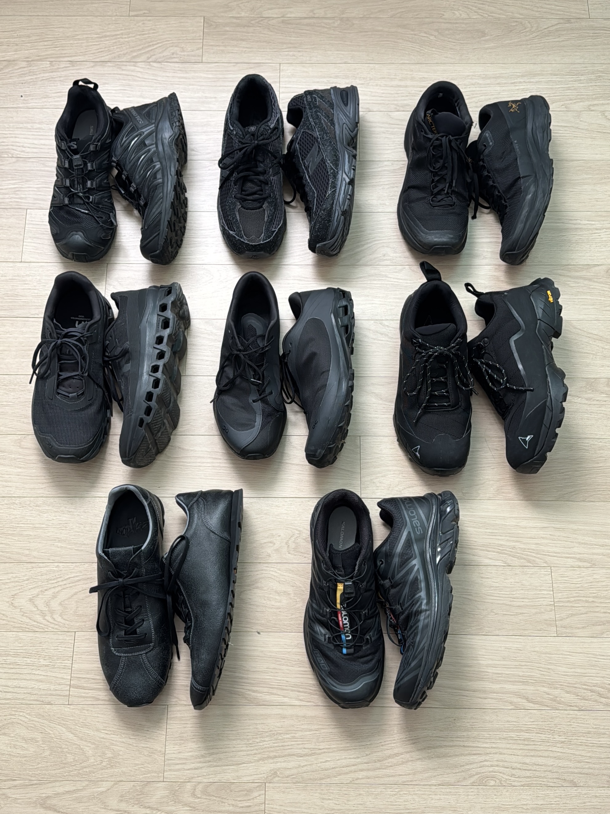 Roa Hiking Katharina Black, On Running x Post Archive Faction (Paf) Cloudventure Peak All Black 착용 스타일