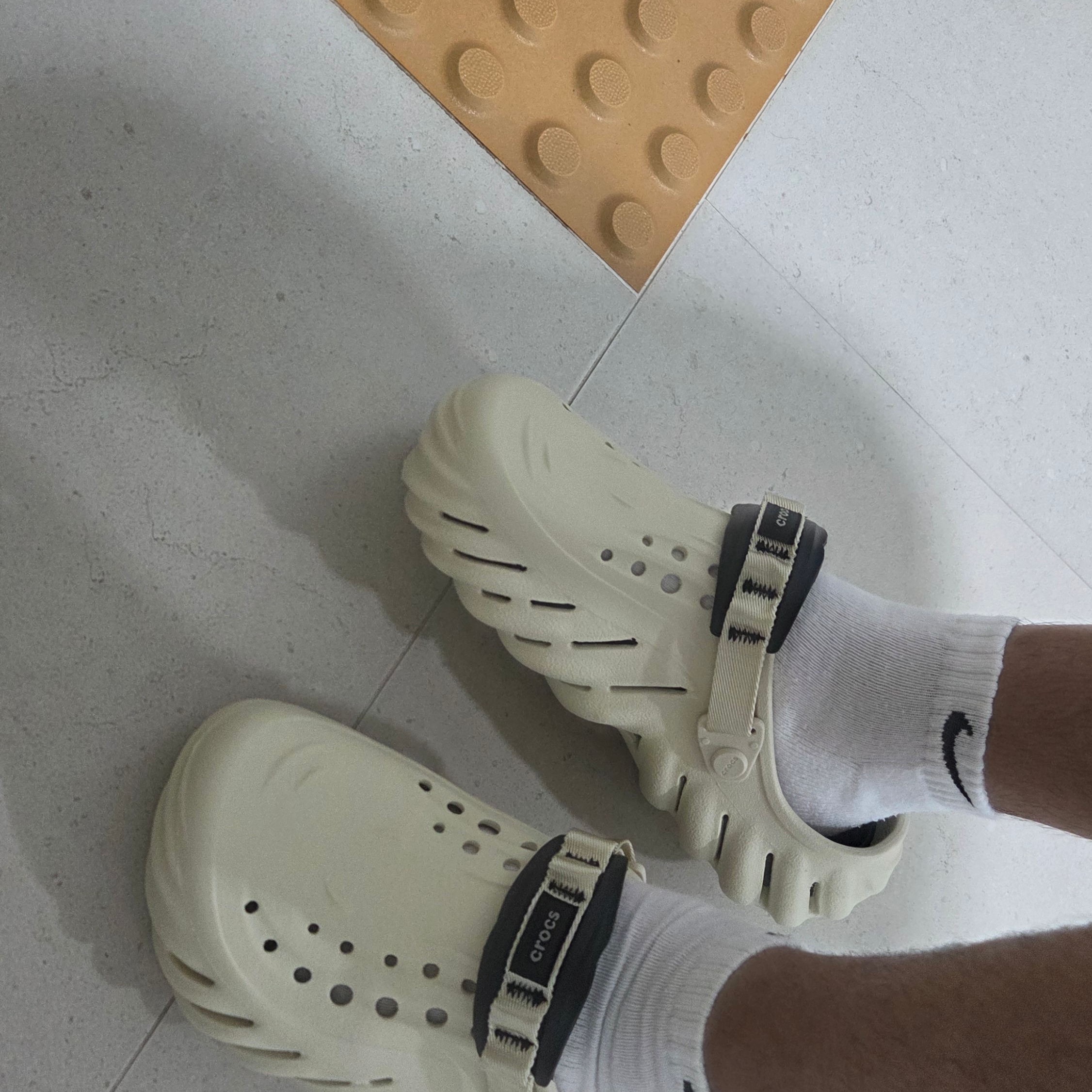 Crocs Echo Clog Bone Black 착용 스타일