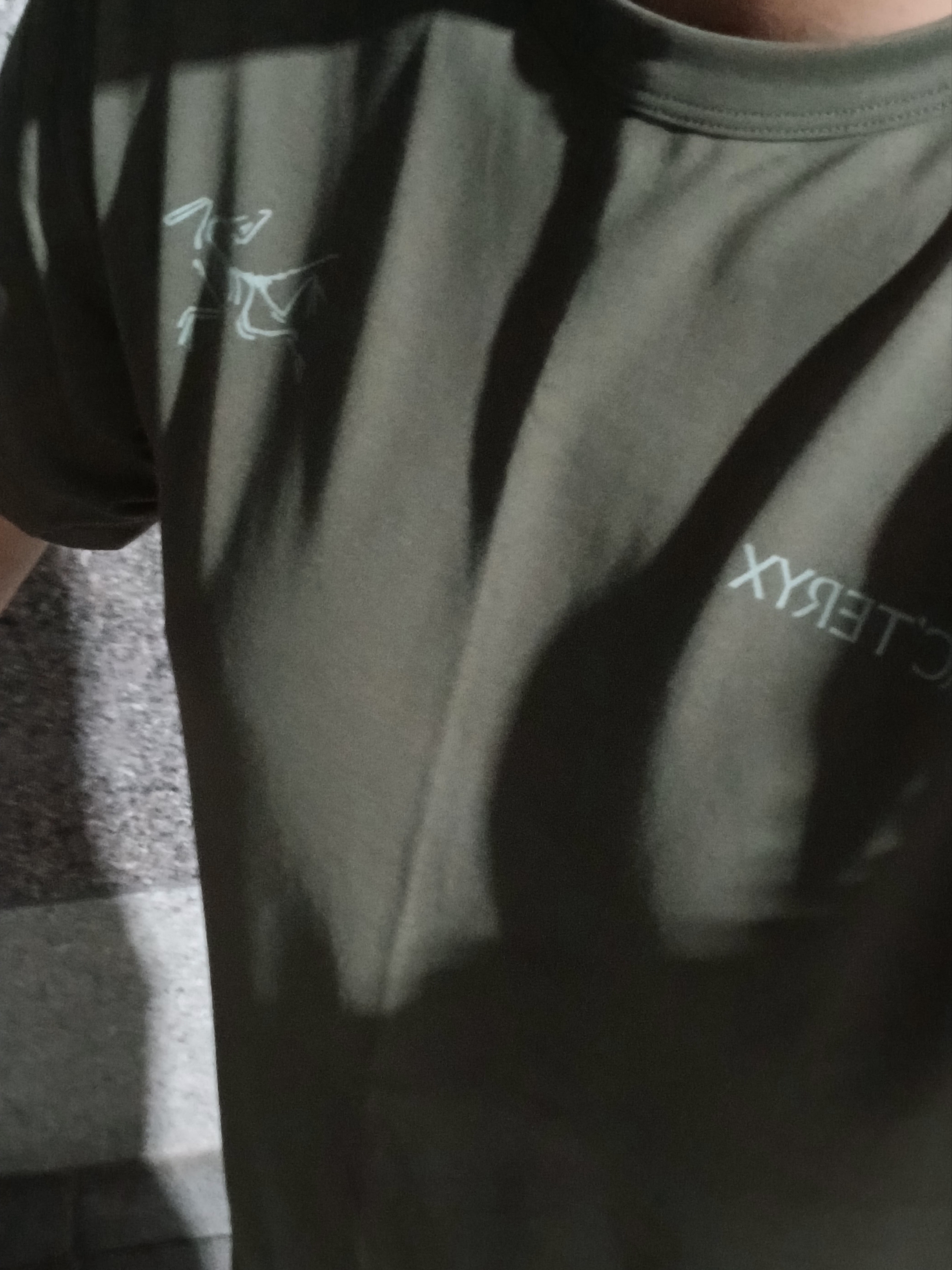 Arc'teryx Captive Split T-Shirt Forage, Hoka Ora Athletic Slide Black White 착용 스타일 - 2