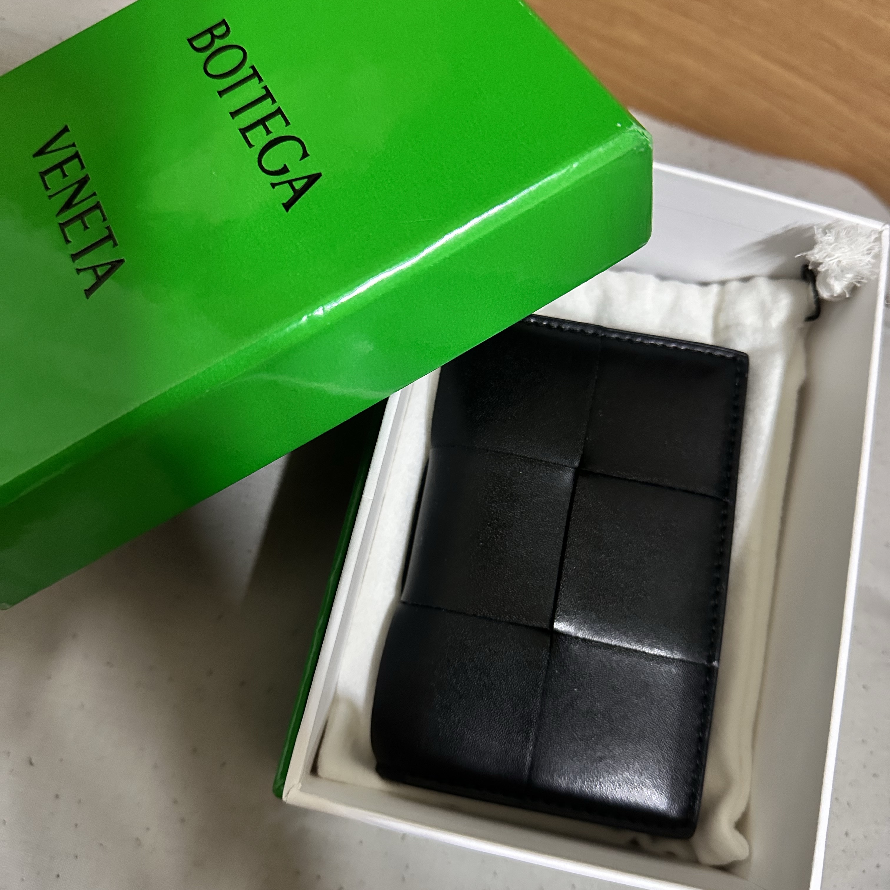 Bottega Veneta Flap Card Case Black 착용 스타일 - 1