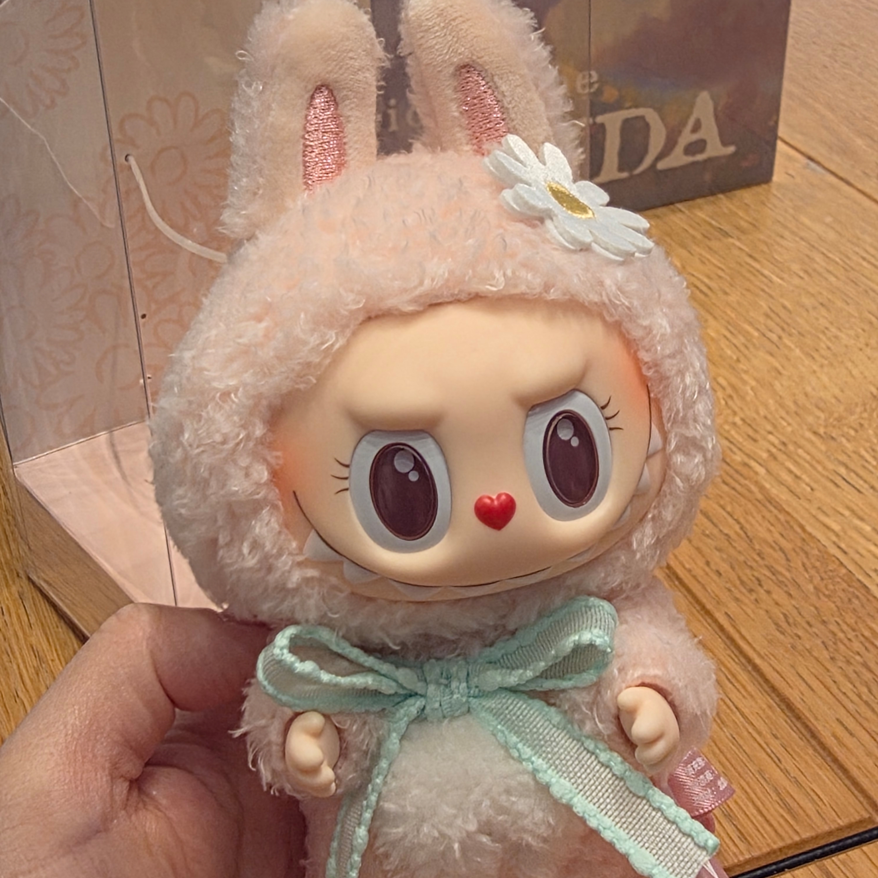 Pop Mart Labubu Mokoko Close to Sweet Vinyl Plush Pendant 착용 스타일