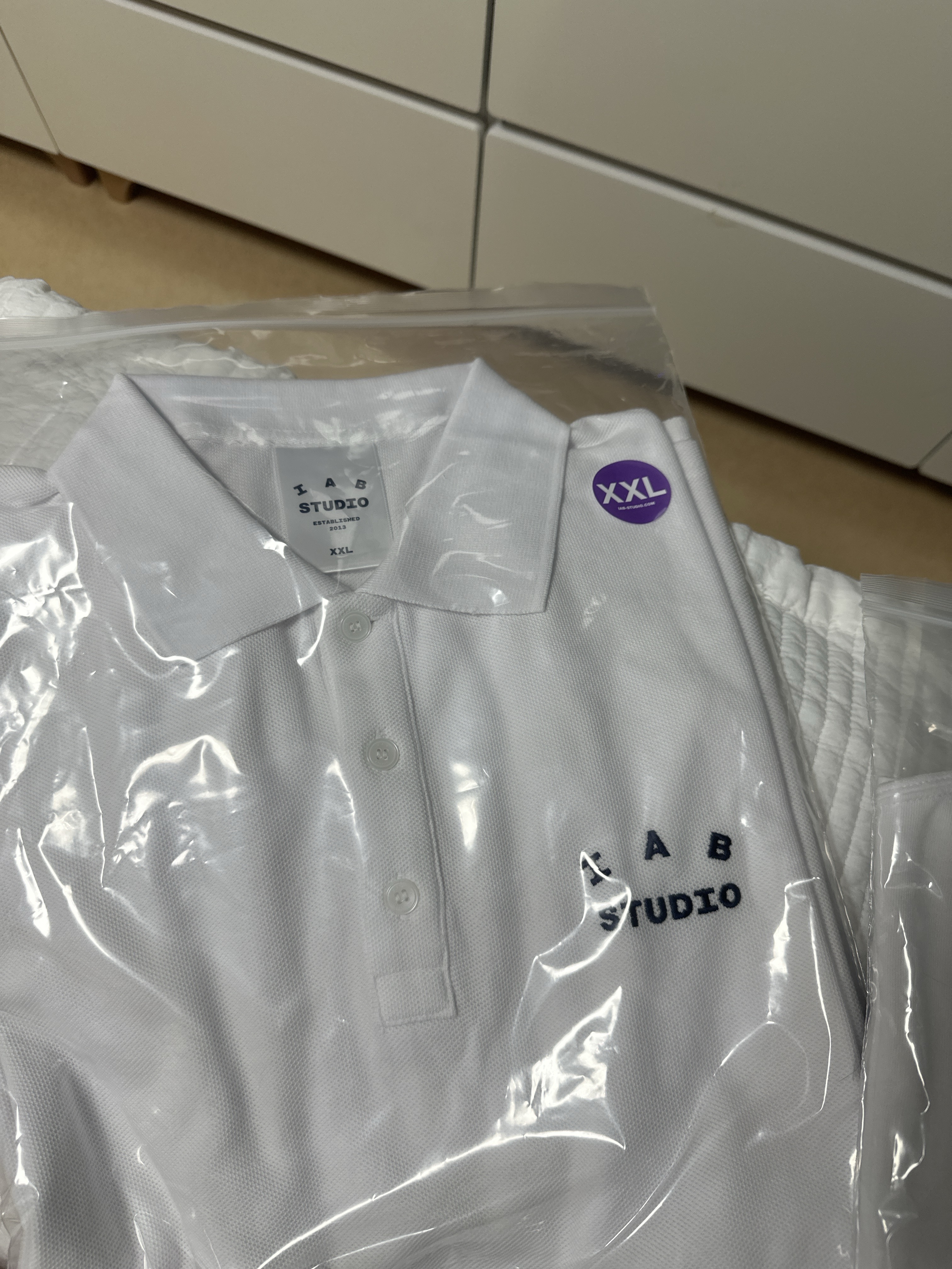 IAB Studio Denim Shorts Deep Blue, IAB Studio Pique T-Shirt White Navy 착용 스타일 - 2