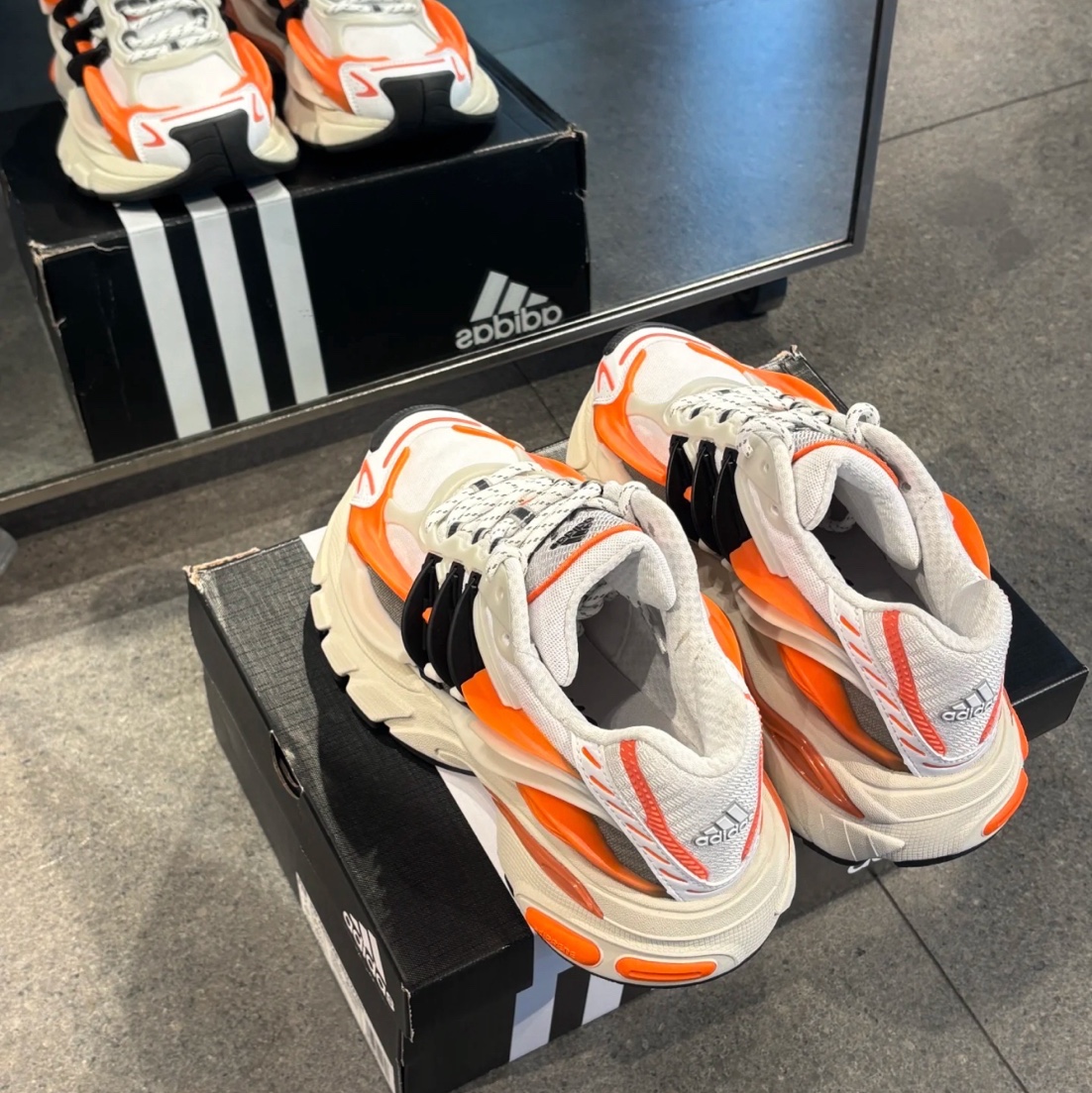 Adidas x Pharrell Williams Adistar Jellyfish Focus Olive Core Black 착용 스타일 - 1