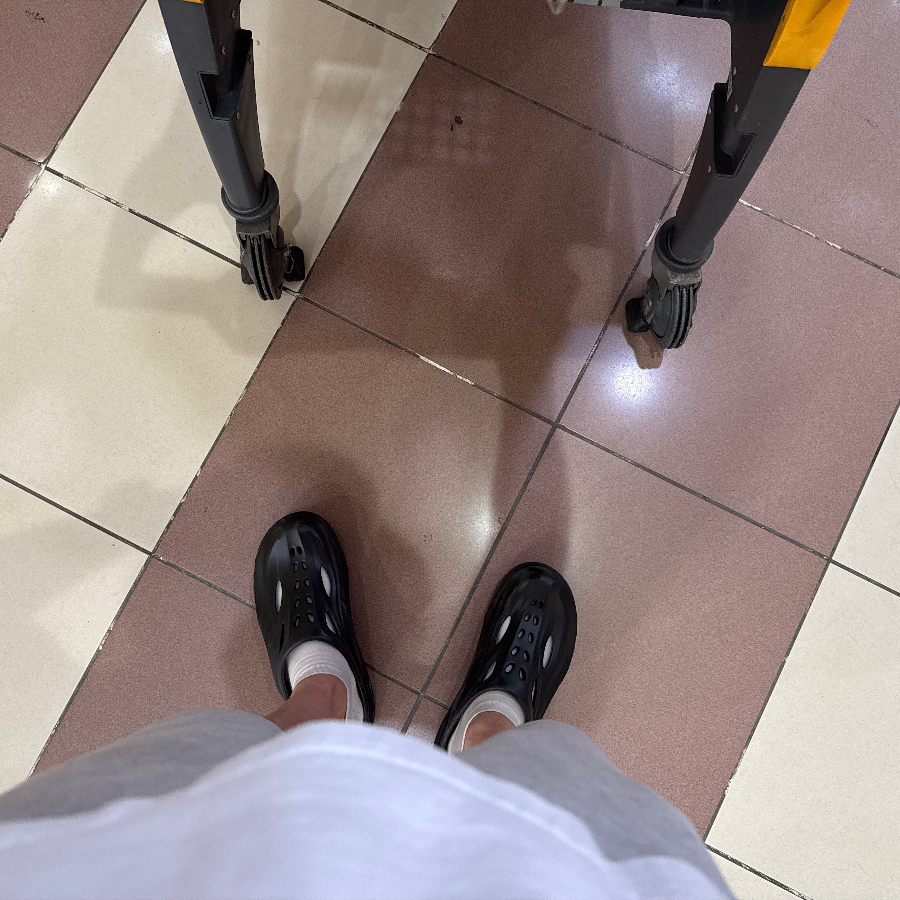Hoka Ora Recovery Mule Black 착용 스타일