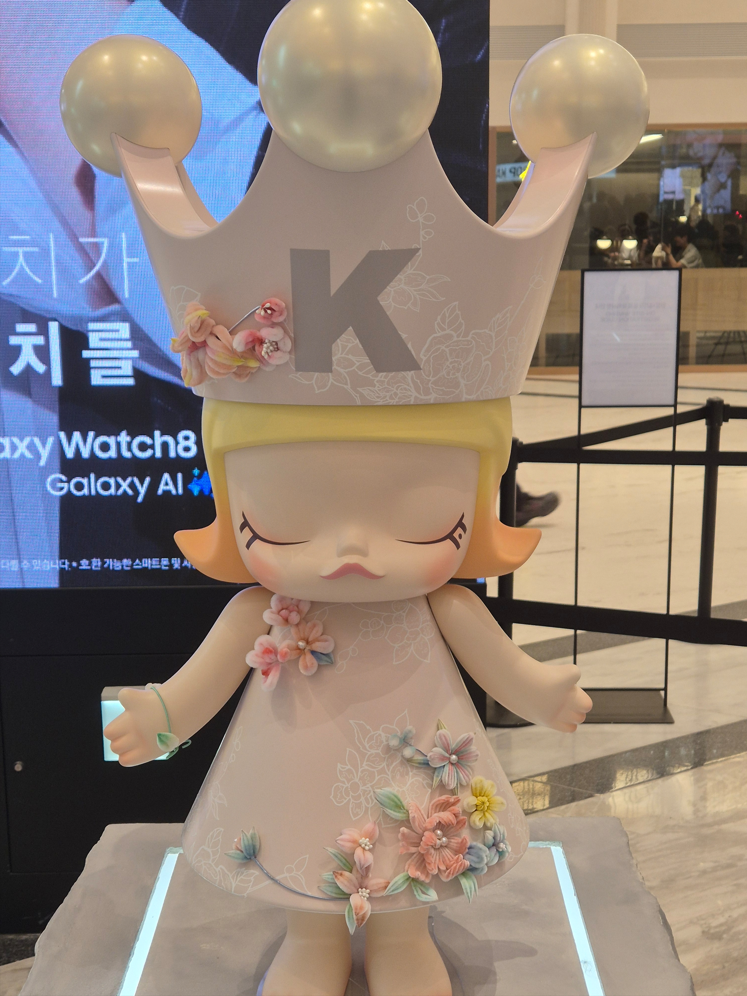 Pop Mart Mega Royal Molly Velvet Flower 400% 착용 스타일
