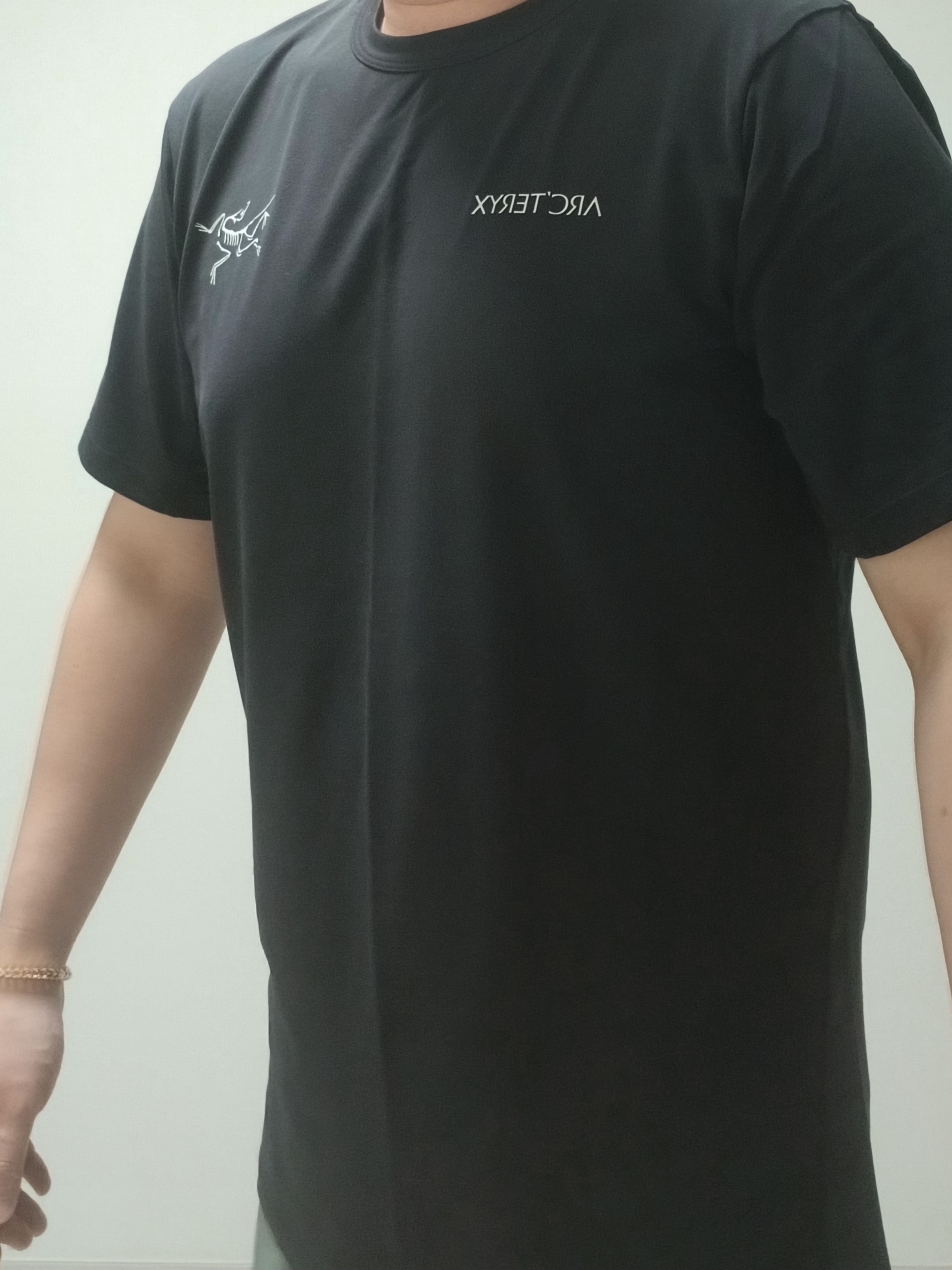Arc'teryx Captive Split T-Shirt Black, Hoka Ora Athletic Slide Black White 착용 스타일 - 3