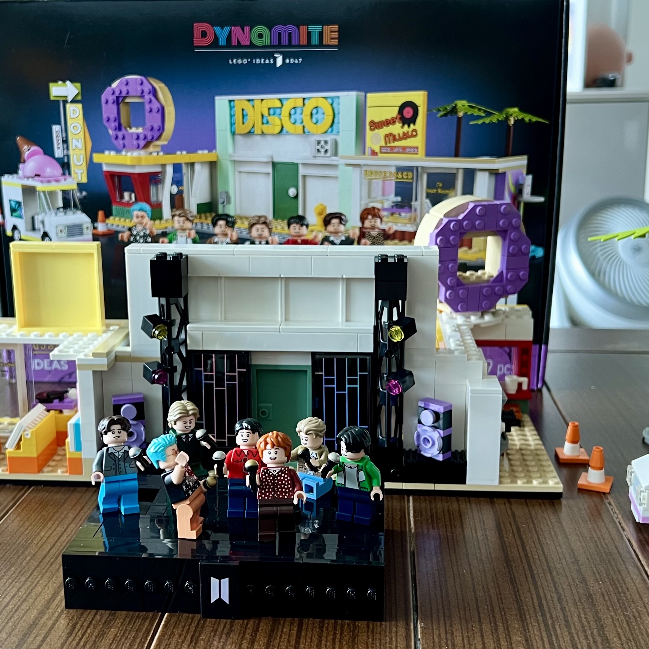 Lego BTS Dynamite 착용 스타일 - 1