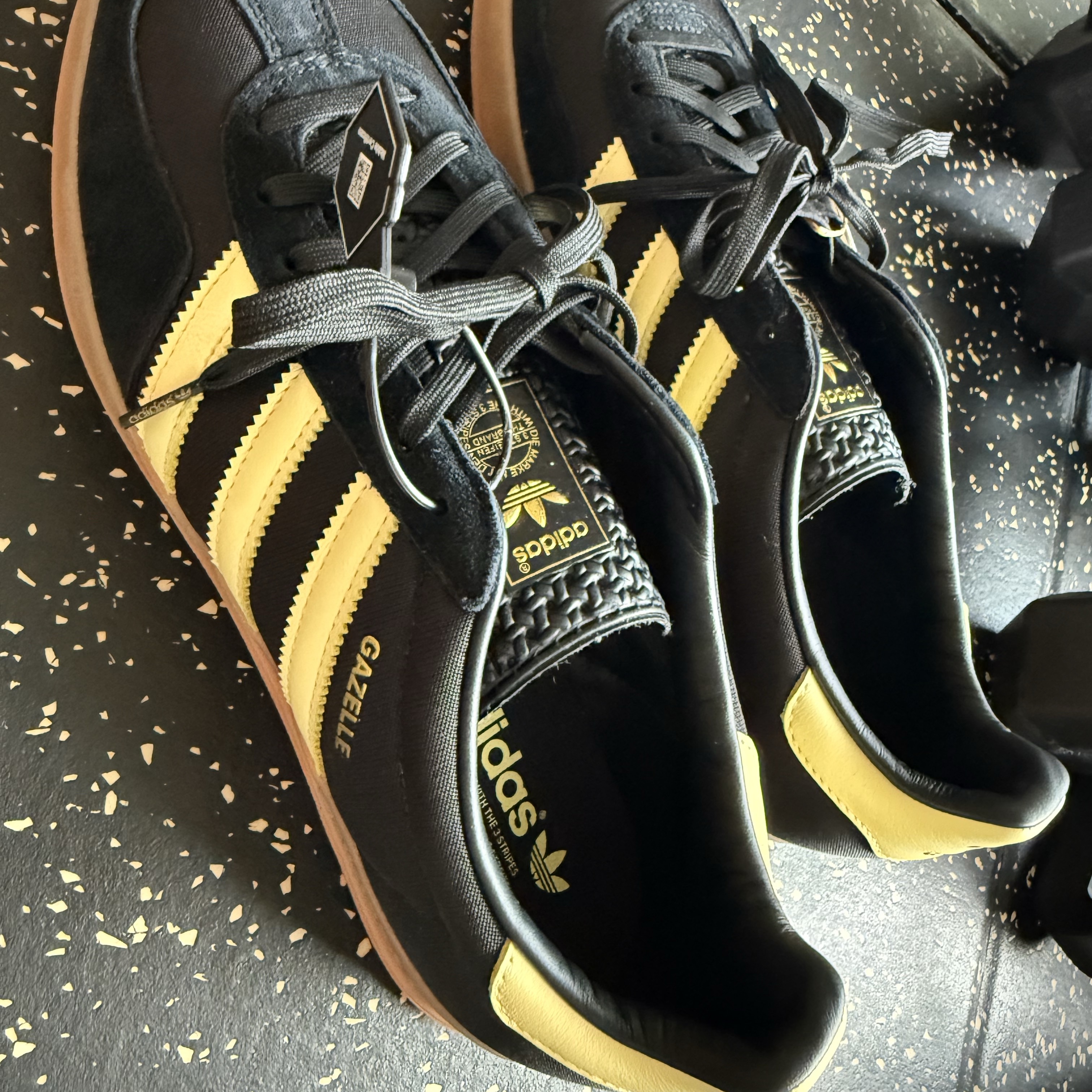 Adidas Gazelle Indoor Core Black Almost Yellow Gum 착용 스타일