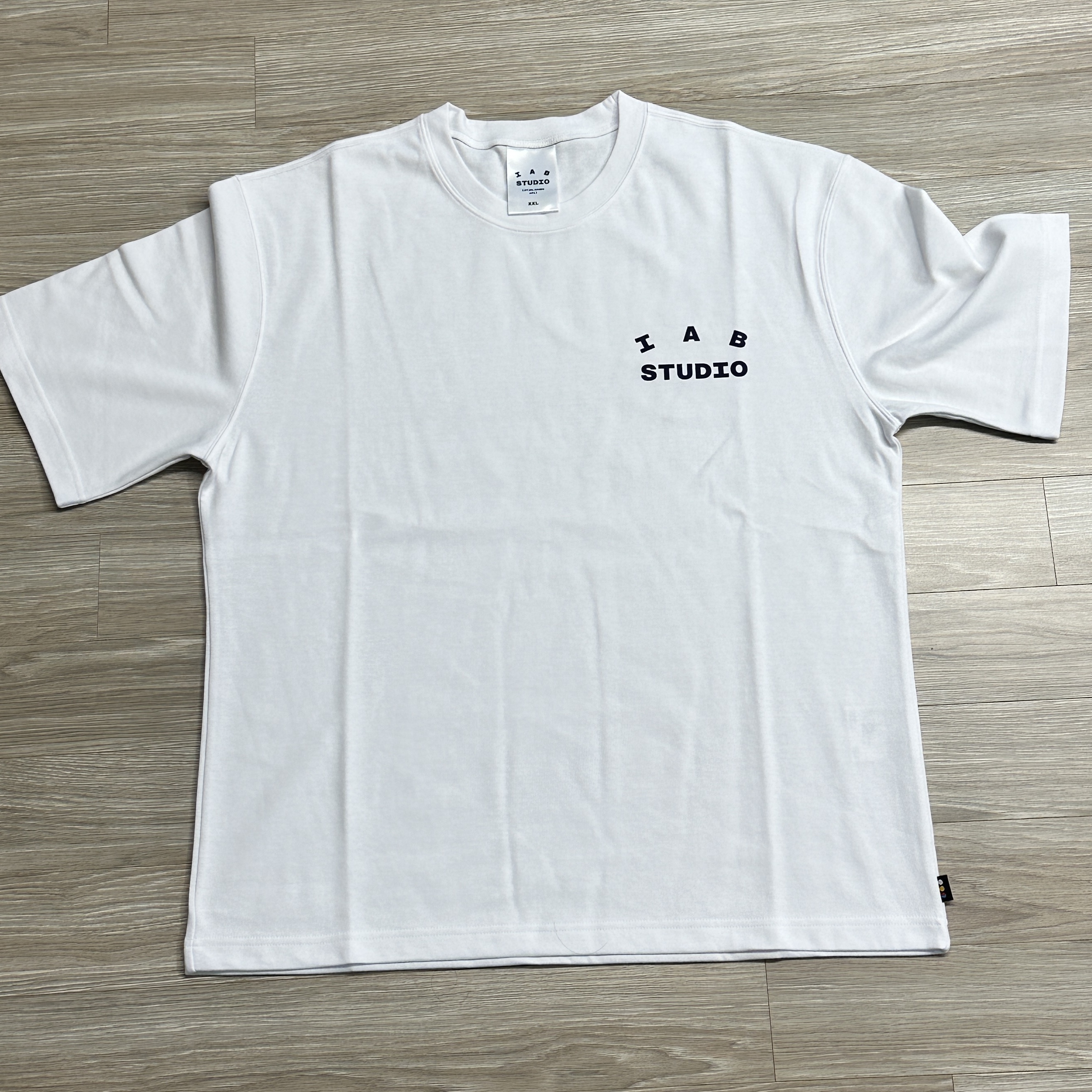 IAB Studio T-Shirt White Navy 착용 스타일
