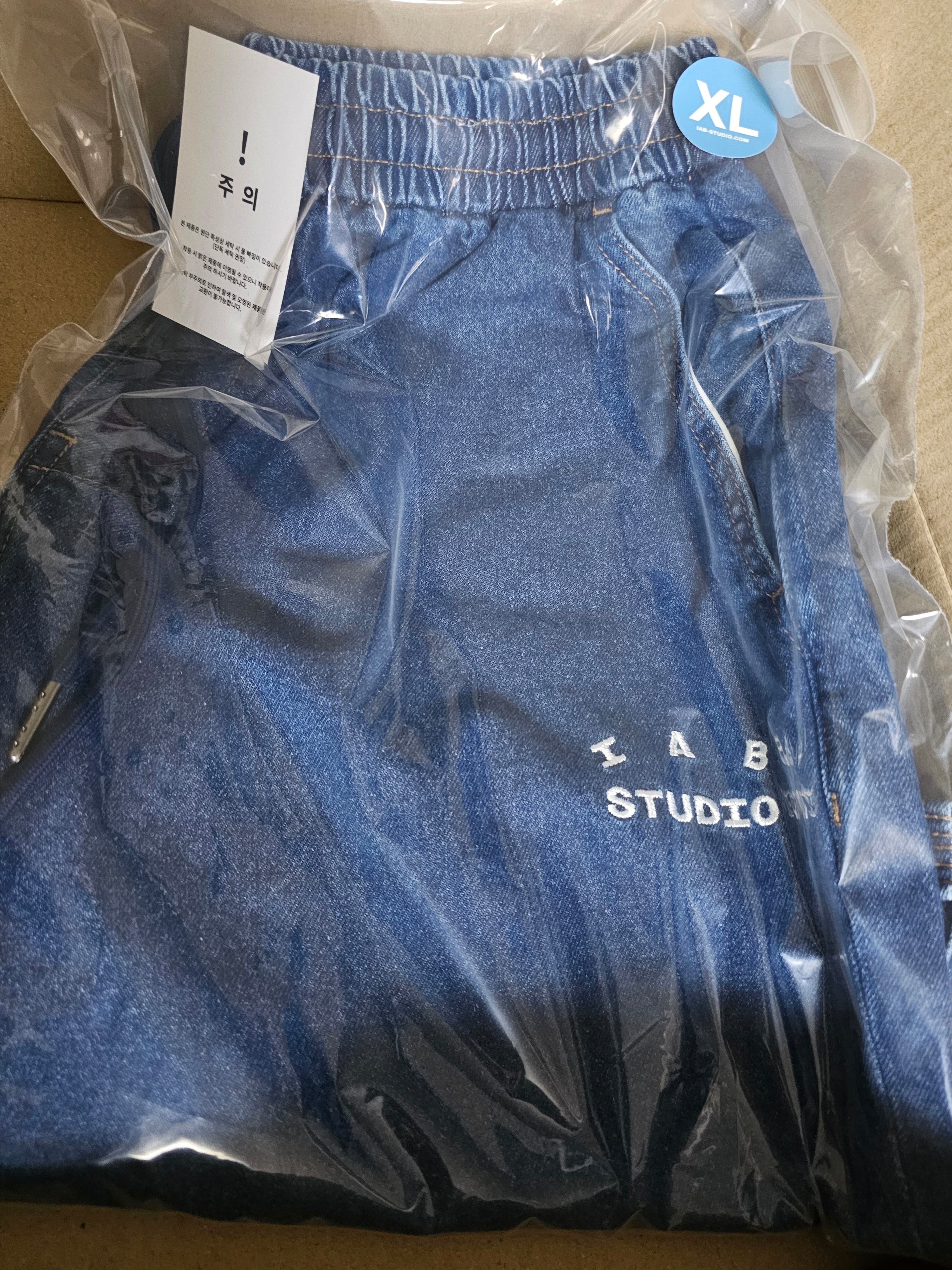 IAB Studio Denim Shorts Deep Blue 착용 스타일