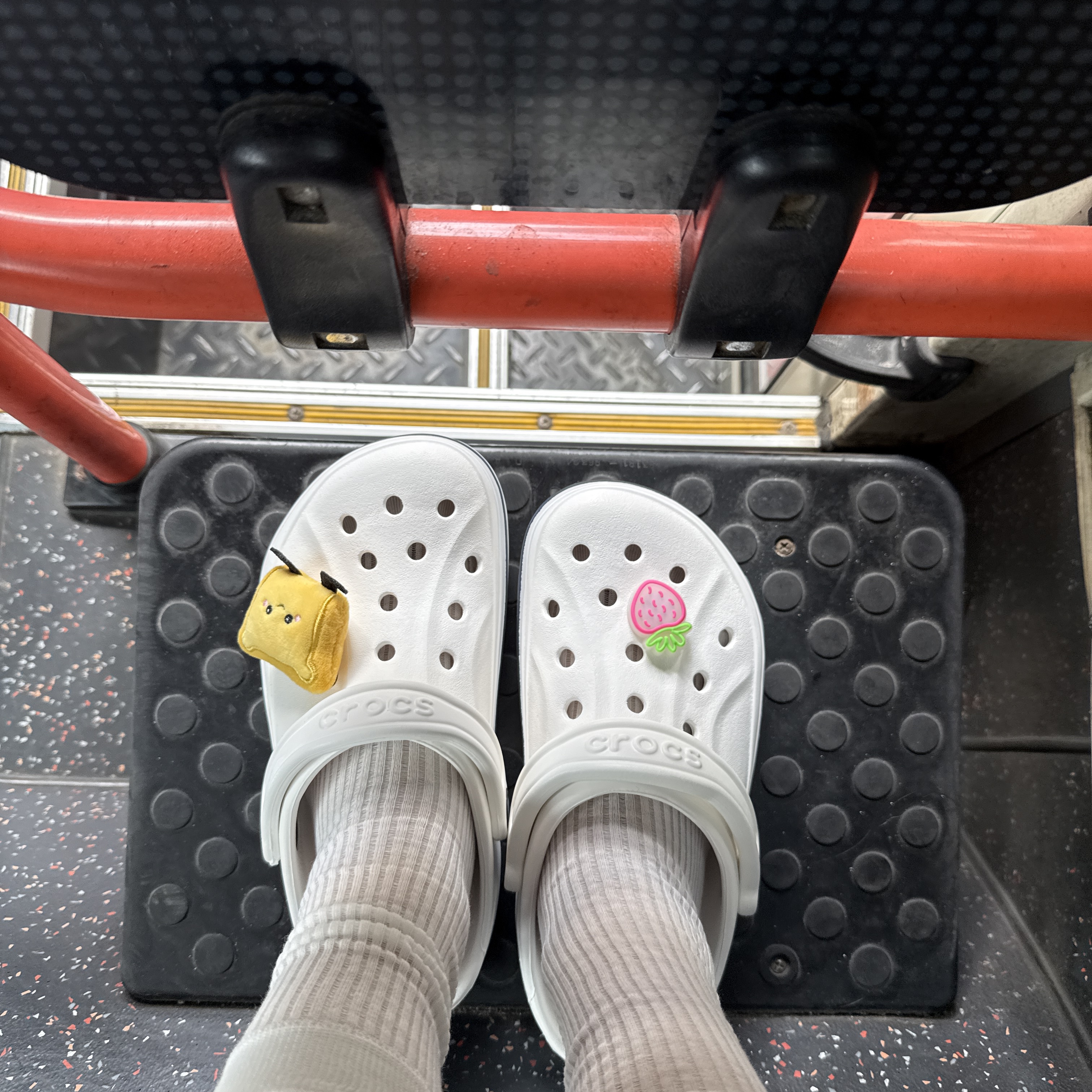 Crocs Bayaband Clog White Navy 착용 스타일