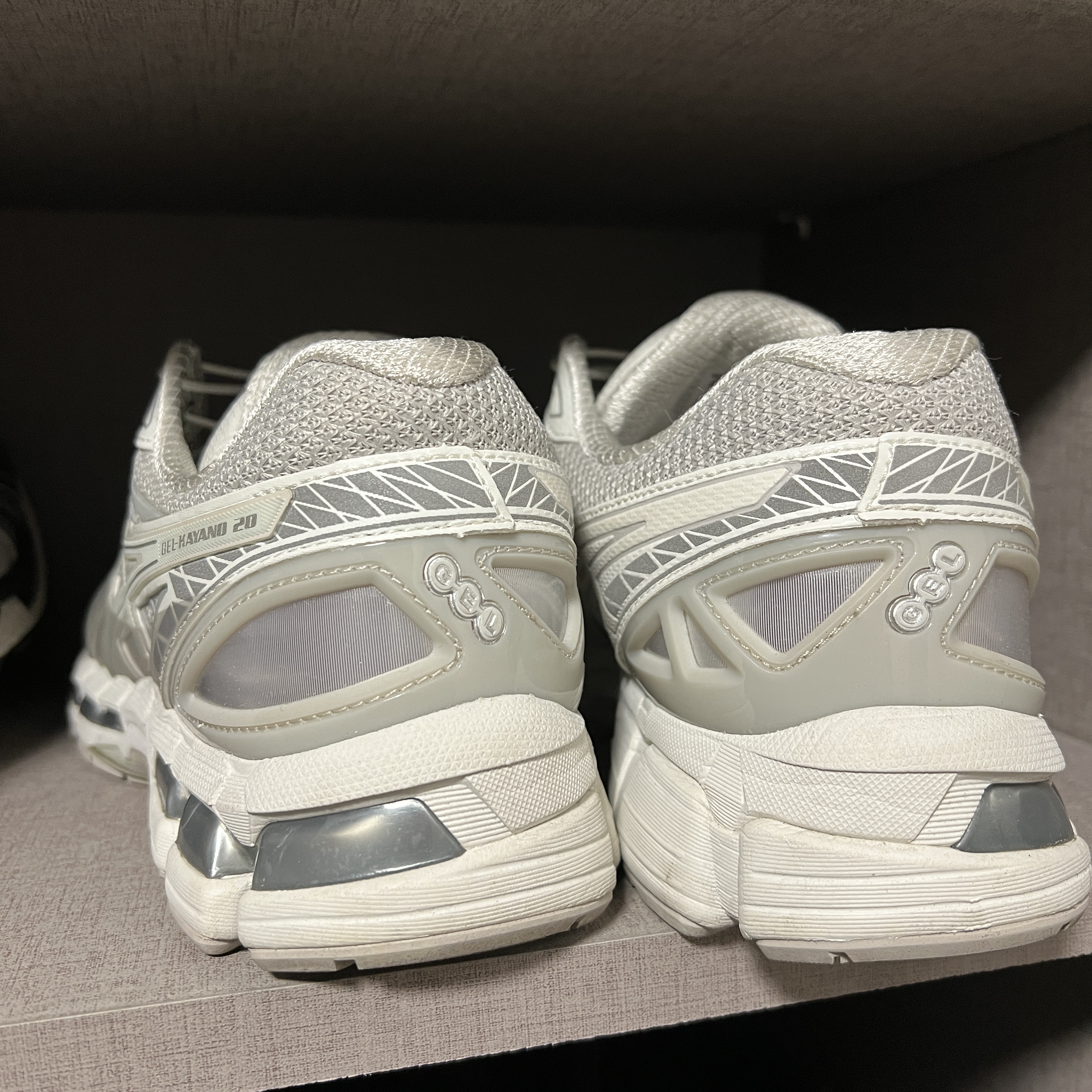 Asics x Unaffected Gel-Kayano 20 Cream Lake Grey 착용 스타일