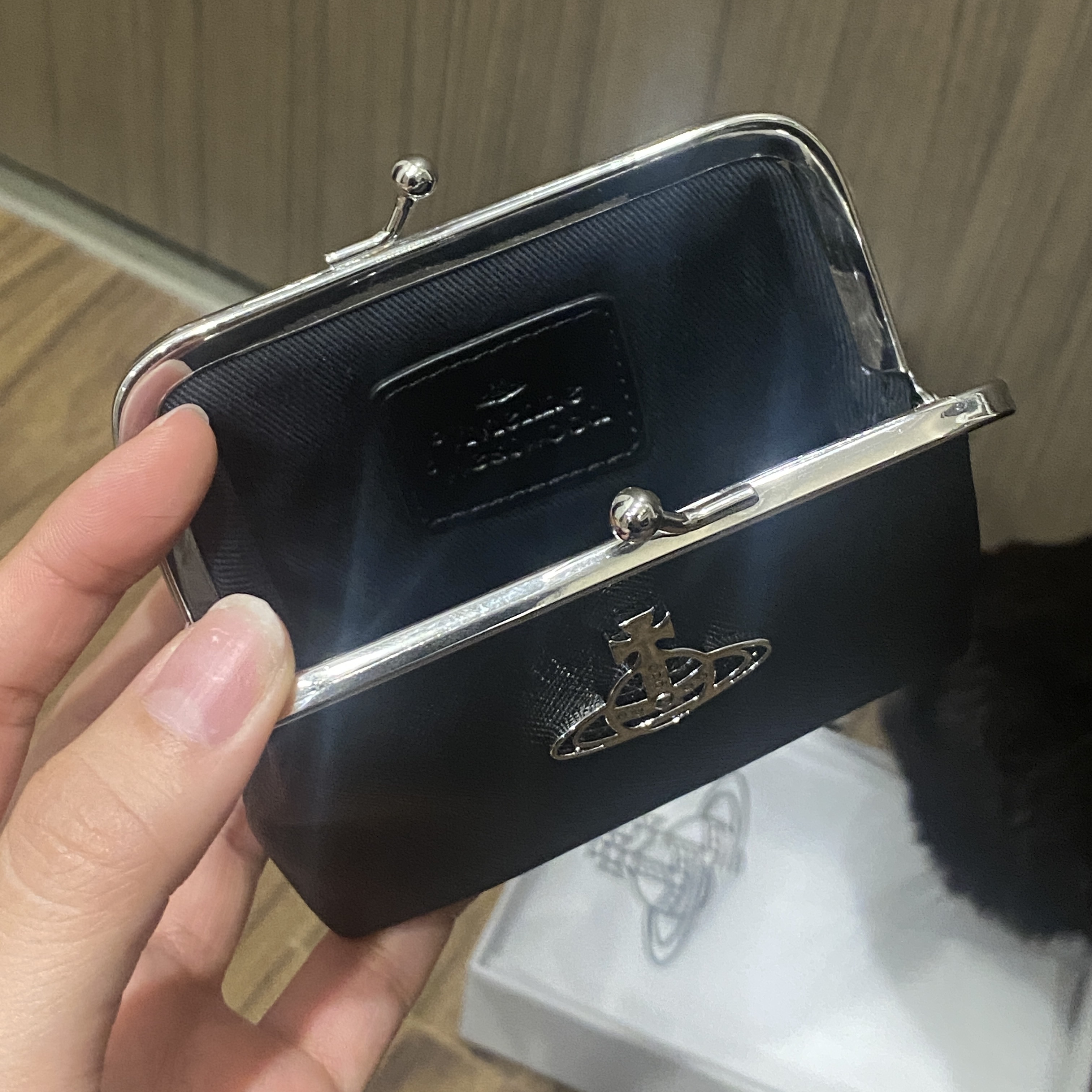 Vivienne Westwood Derby Frame Coin Purse Black 착용 스타일 - 2