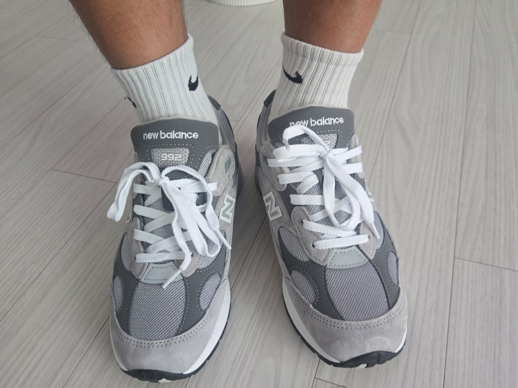 New Balance 992 Made in USA Core Grey Silver Metallic 착용 스타일