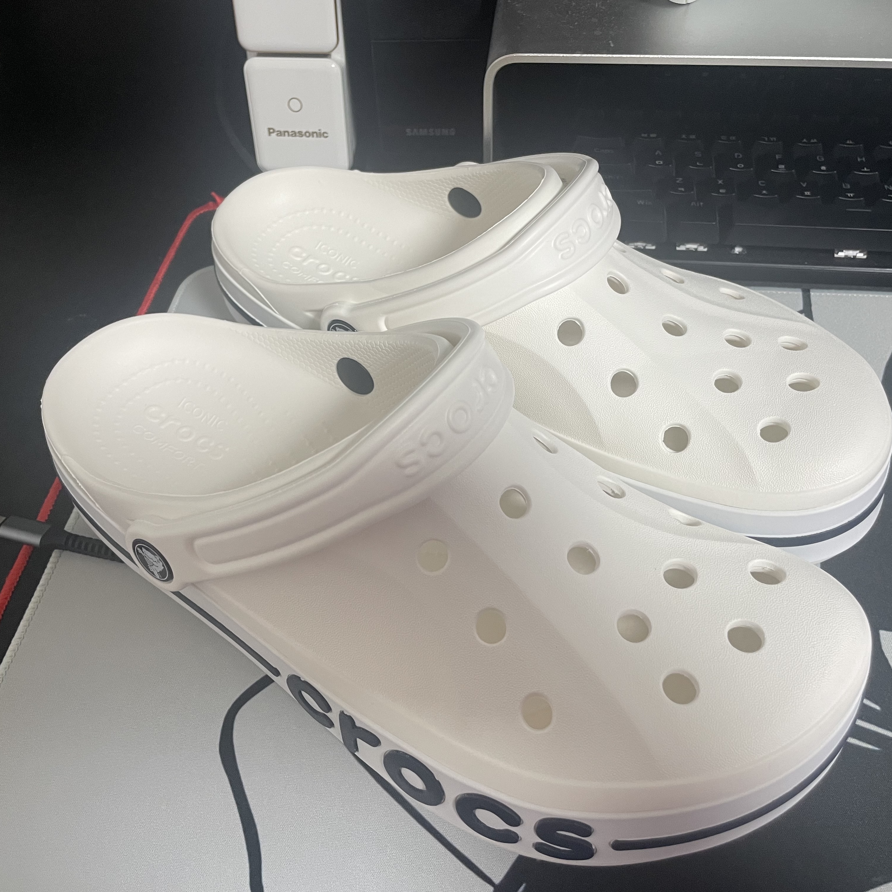 Crocs Bayaband Clog White Navy 착용 스타일 - 1