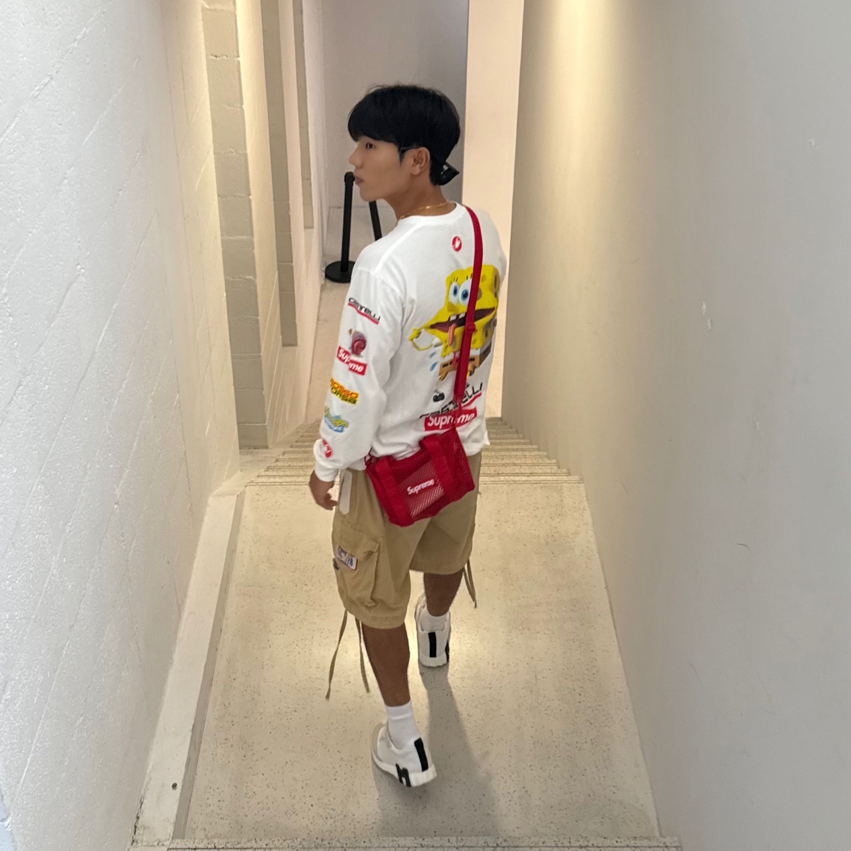 Supreme x SpongeBob SquarePants Castelli Racing L/S T-Shirt White - 25SS, Supreme Mesh Mini Duffle Bag Red - 25SS 착용 스타일 - 2