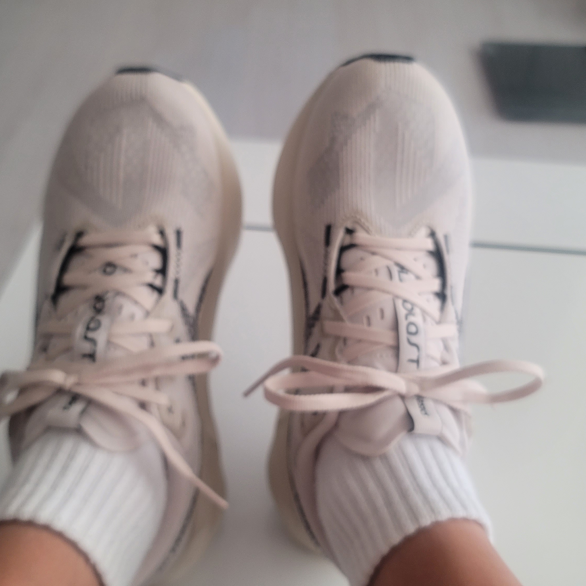Asics Novablast 5 Oatmeal Black - D Standard 착용 스타일 - 3