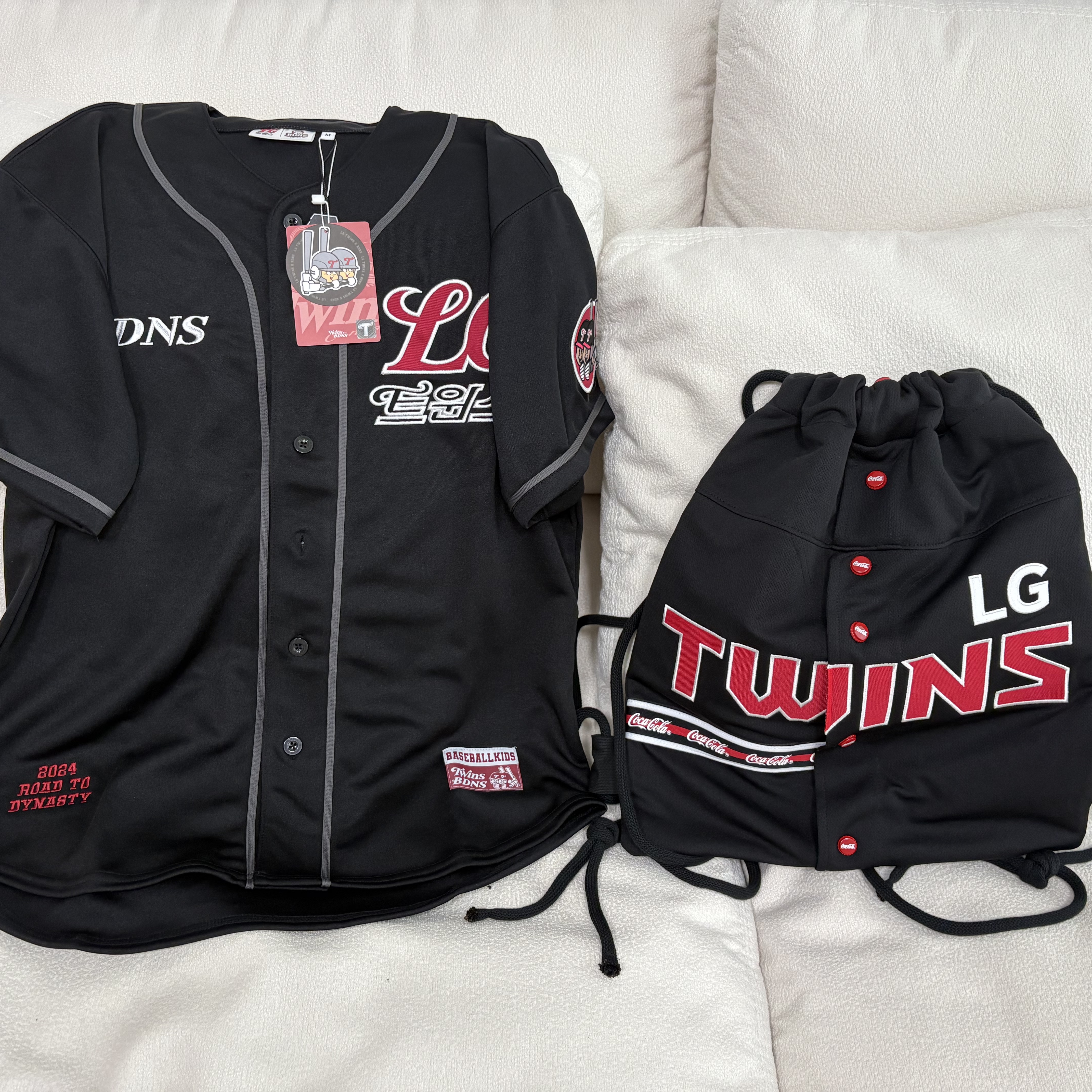 BDNS x LG TWINS Classic Logo Baseball Jersey Black (Non Marking Ver.) 착용 스타일