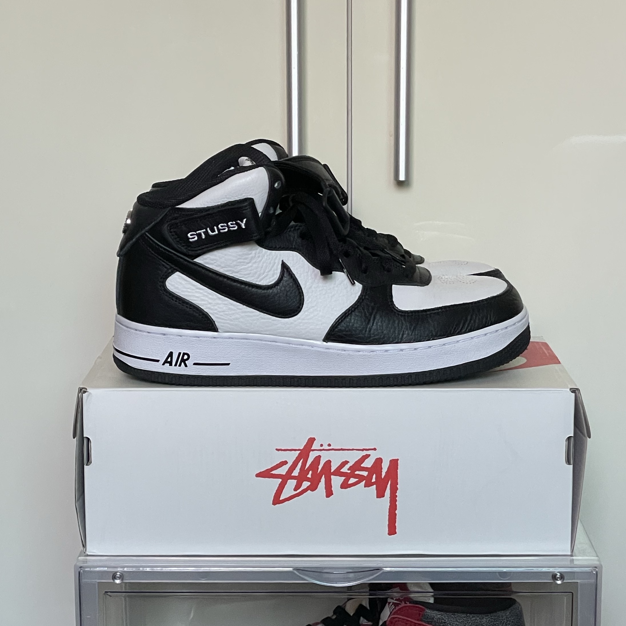 Nike x Stussy Air Force 1 '07 Mid SP Black and Light Bone 착용 스타일