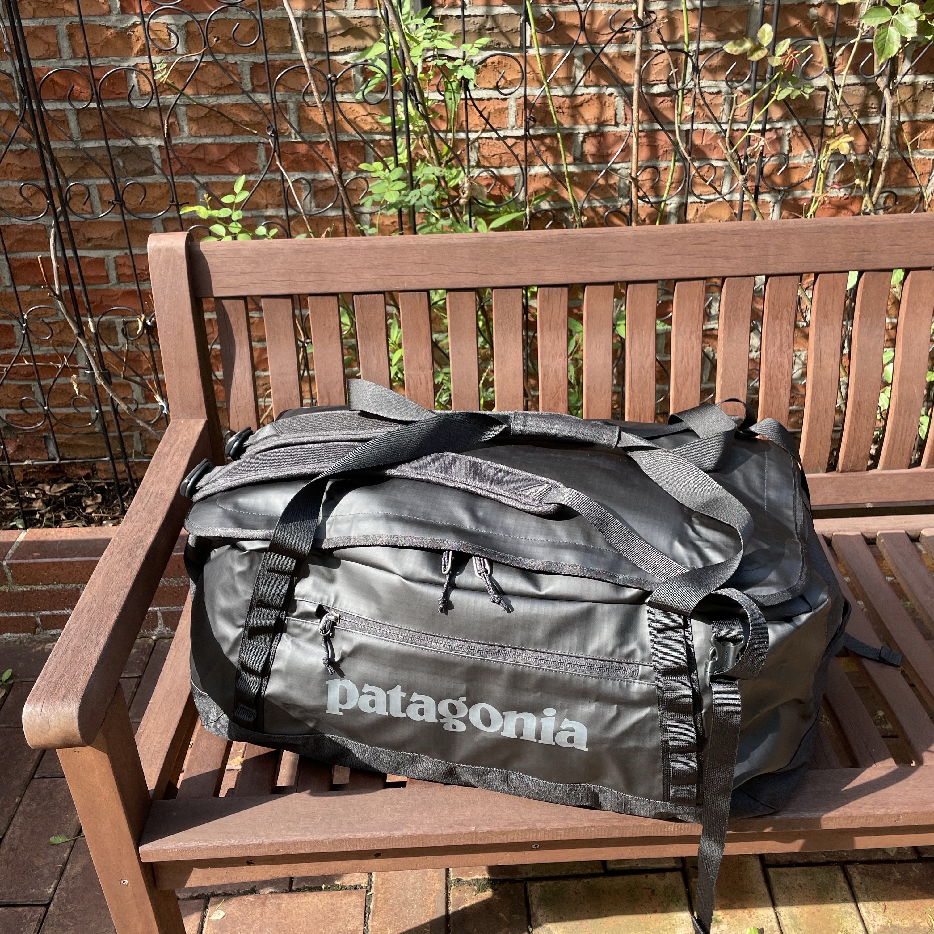 Patagonia Black Hole Duffel 70L Matte Black, Stussy Pigment Dyed Inside Out Crew T-Shirt Faded Black 착용 스타일 - 2