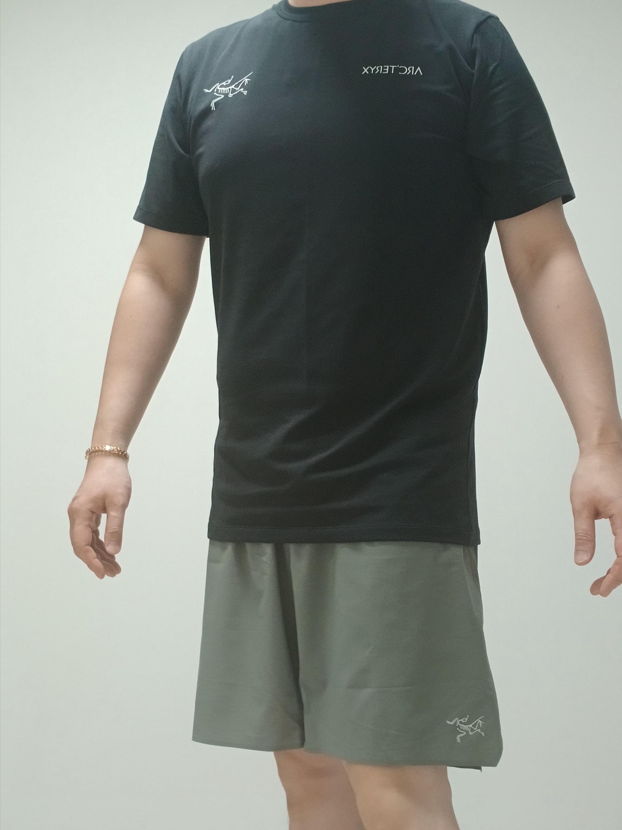 Arc'teryx Captive Split T-Shirt Black, Hoka Ora Athletic Slide Black White 착용 스타일 - 8