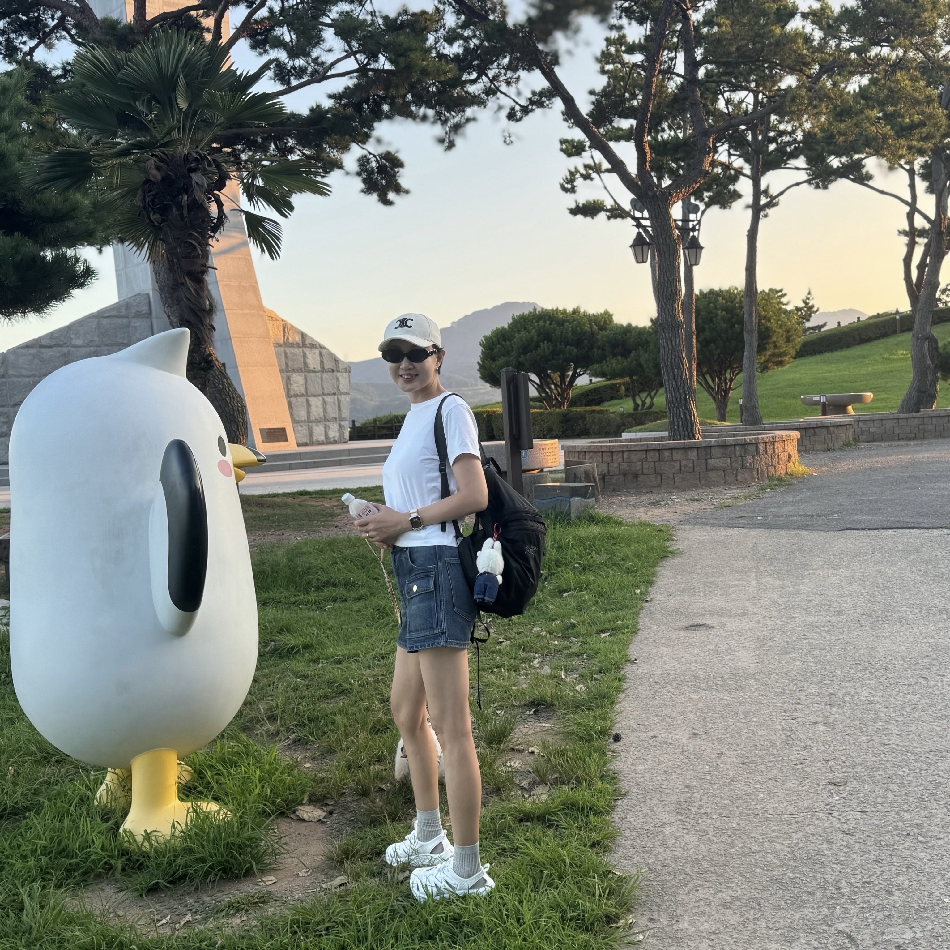 Hoka Hopara White, Arc'teryx Heliad 15 Backpack Black 착용 스타일 - 1