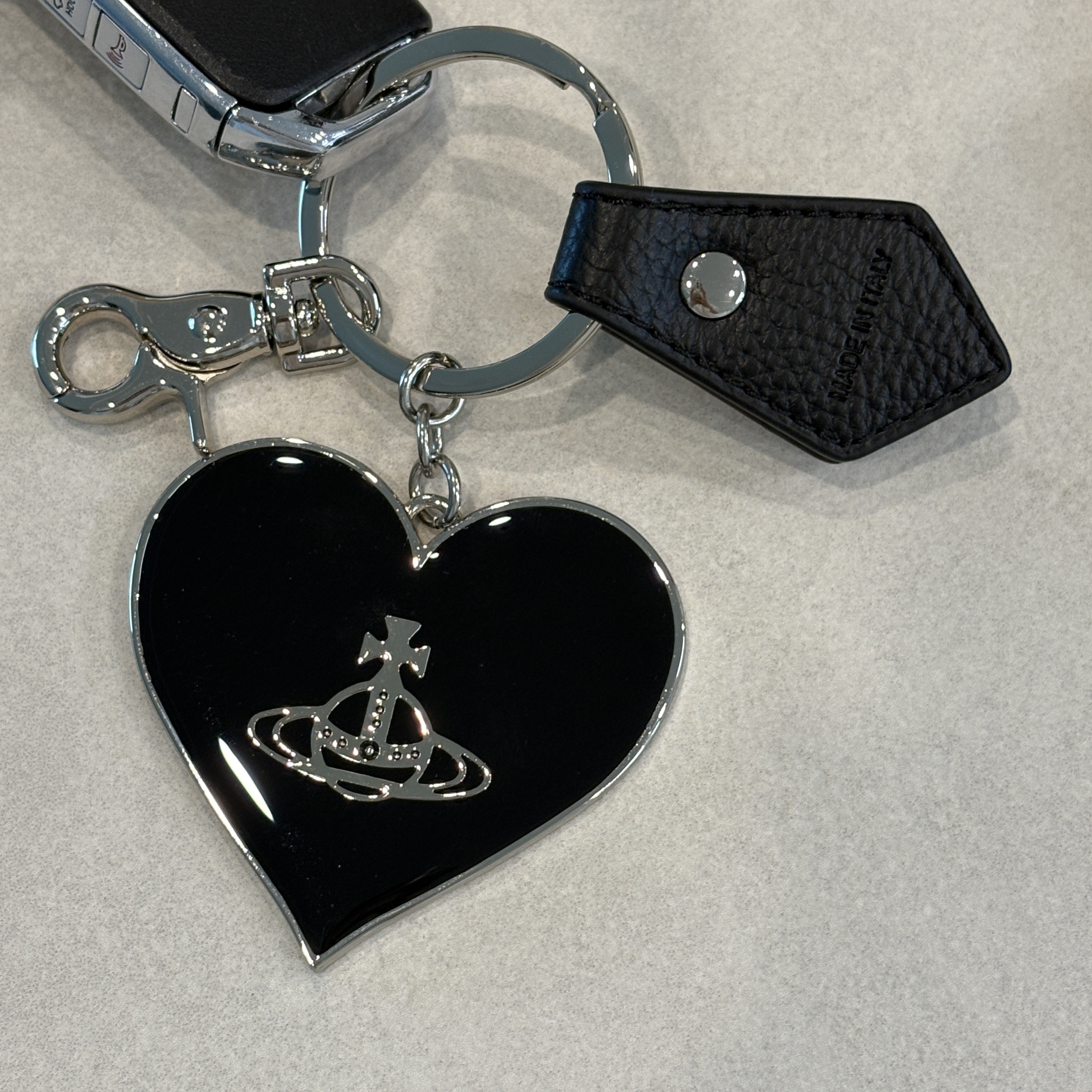 Vivienne Westwood Mirror Heart Orb Keyring Black 착용 스타일