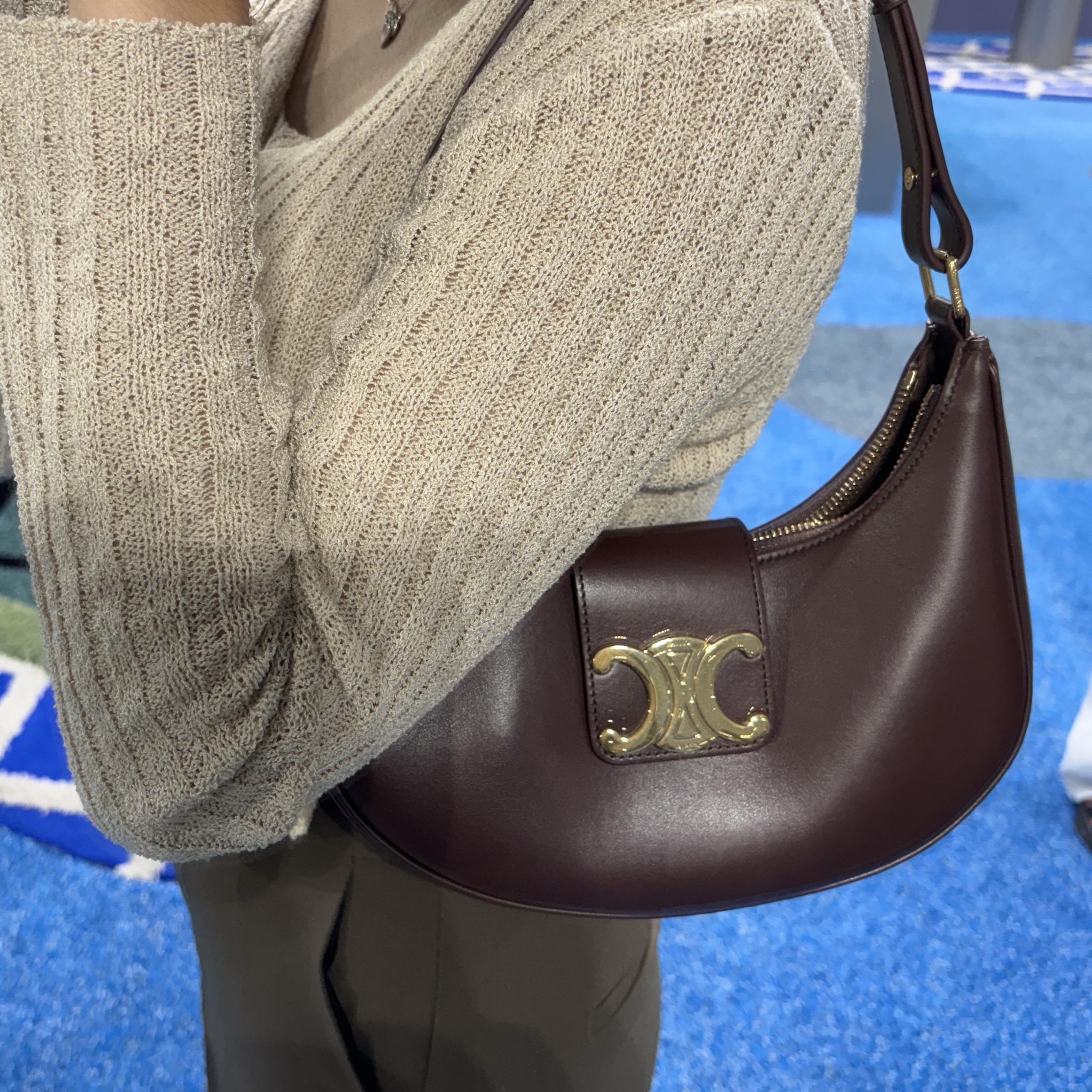 Celine Ava Triomphe Soft Bag in Smooth Calfskin Chestnut 착용 스타일