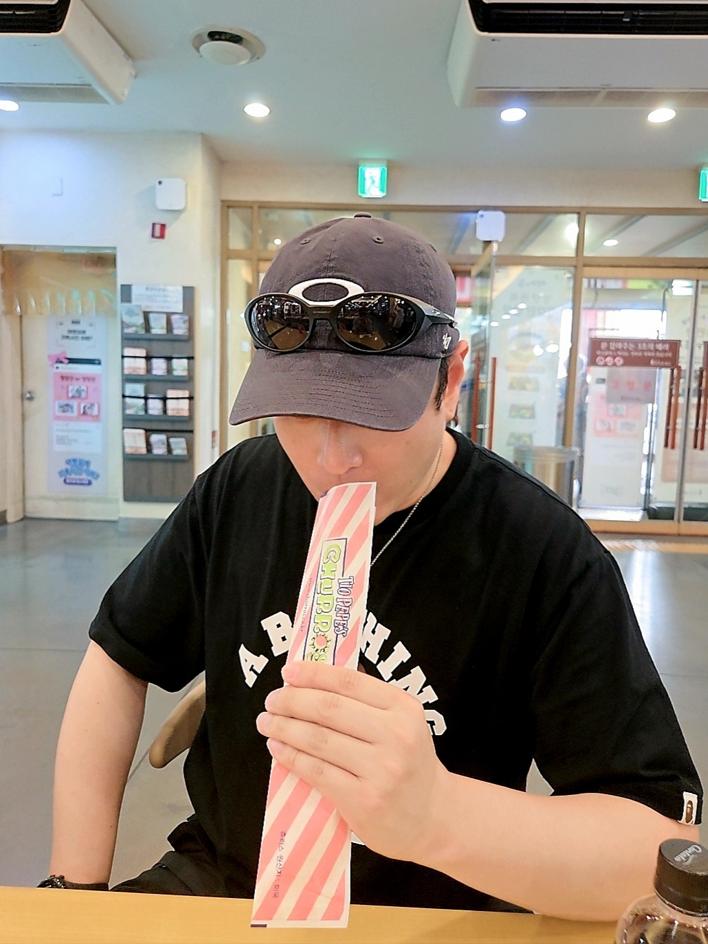 Oakley Eye Jacket Redux Matte Black Frame Prizm Grey Lenses High Bridge Fit, Oakley Remix Dad Hat Blackout 착용 스타일
