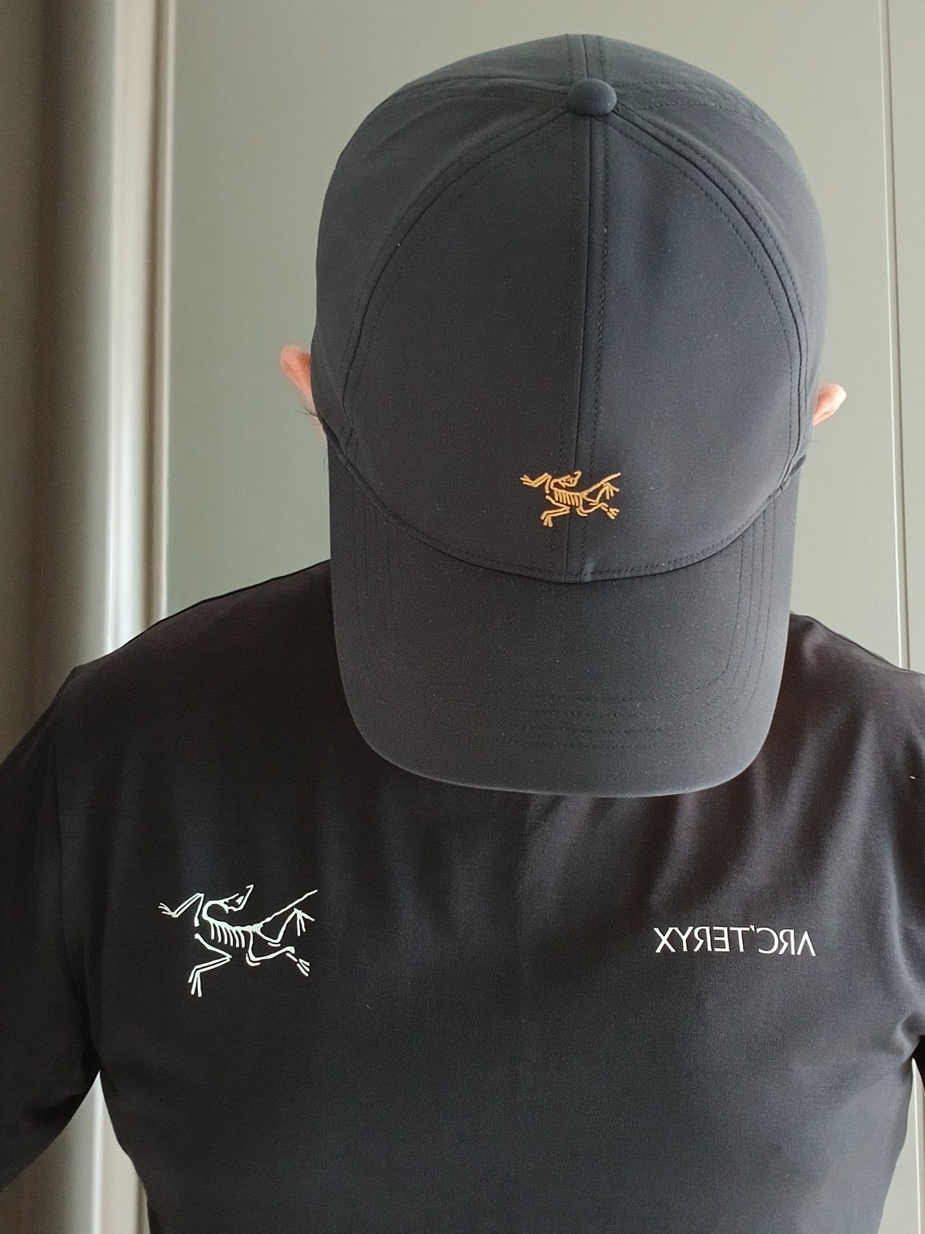 Arc'teryx Small Bird Cap Black, Arc'teryx Captive Split T-Shirt Black 착용 스타일 - 1
