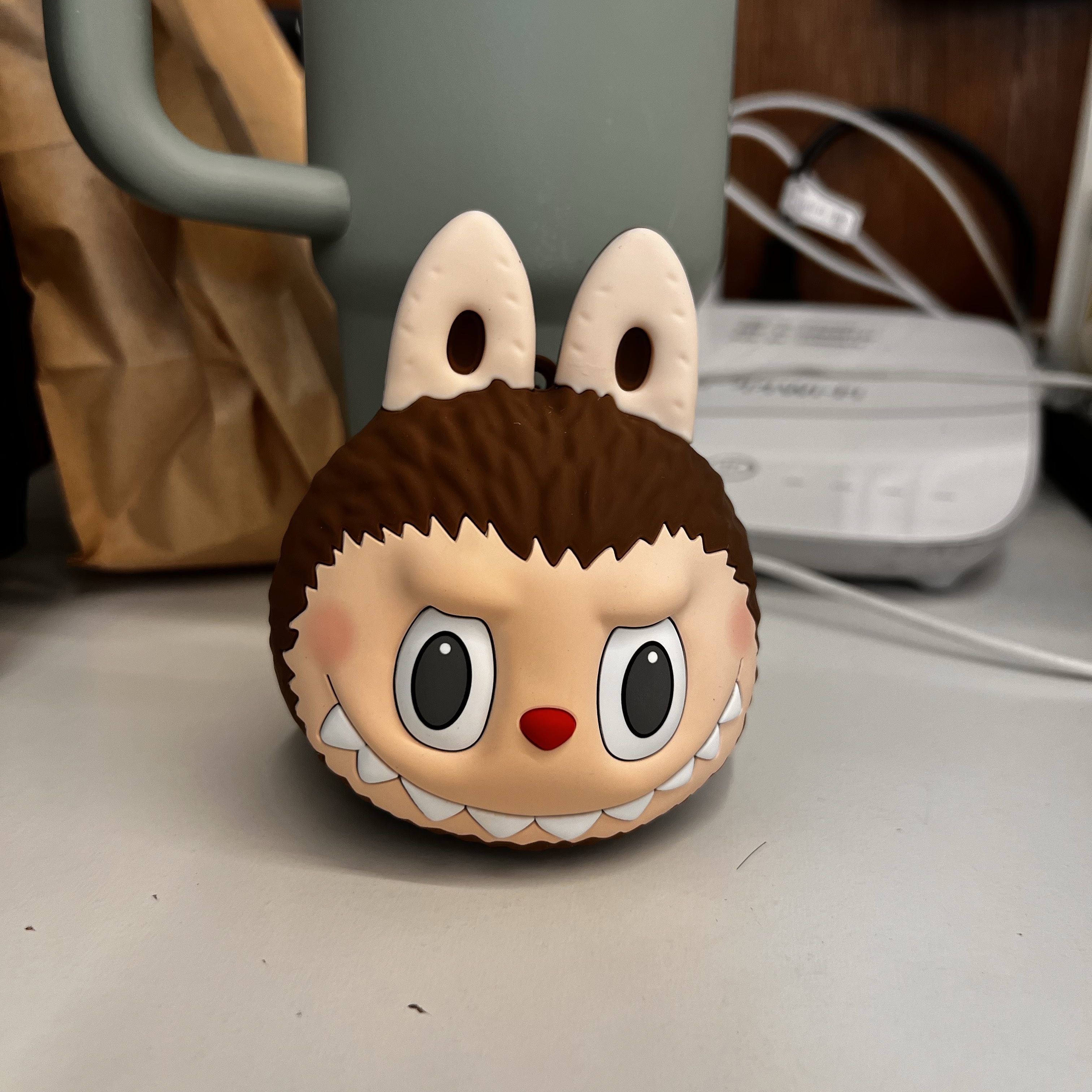 Pop Mart Labubu Original Silicone Earphone Bag Brown 착용 스타일 - 2