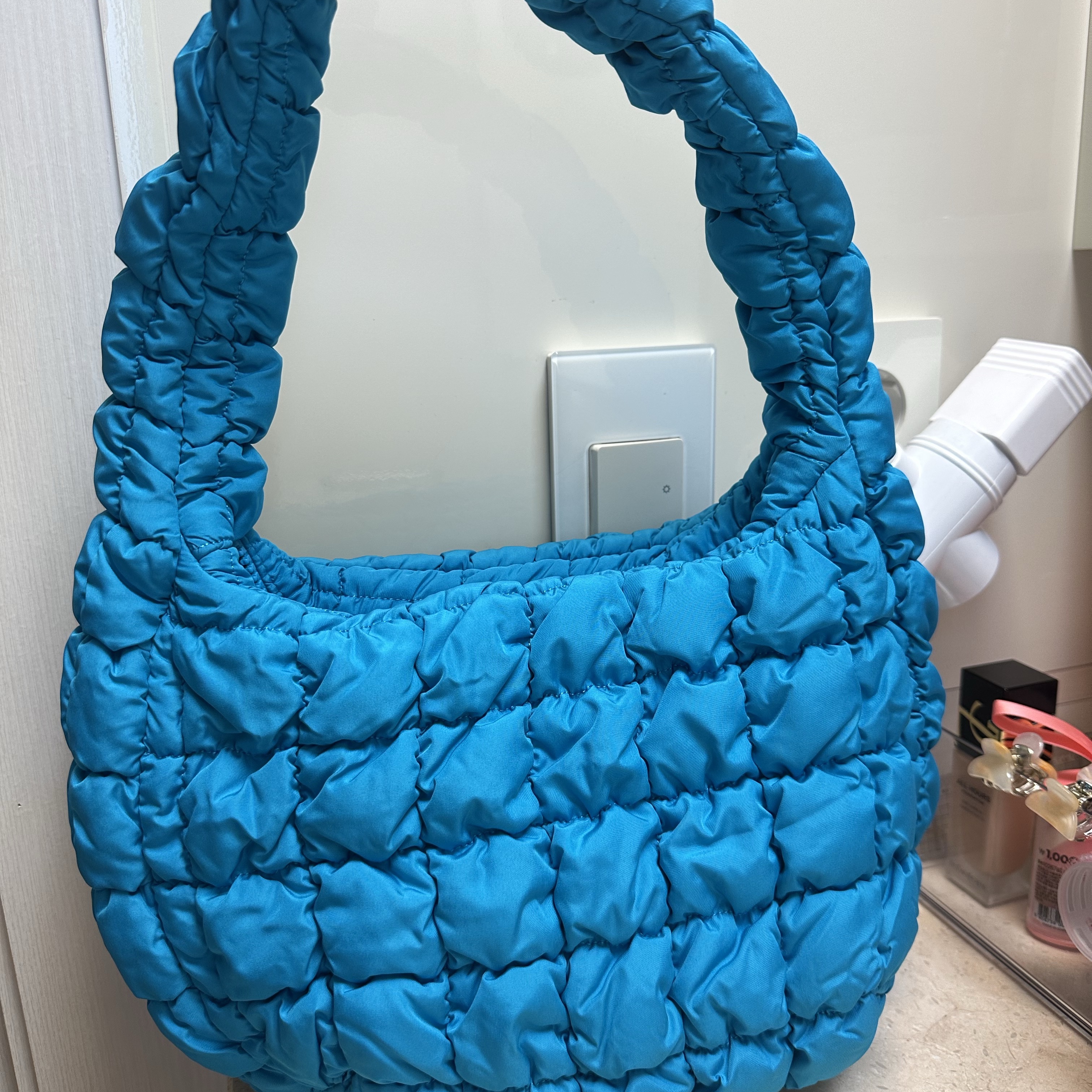 COS Quilted Mini Bag Bright Turquoise 착용 스타일