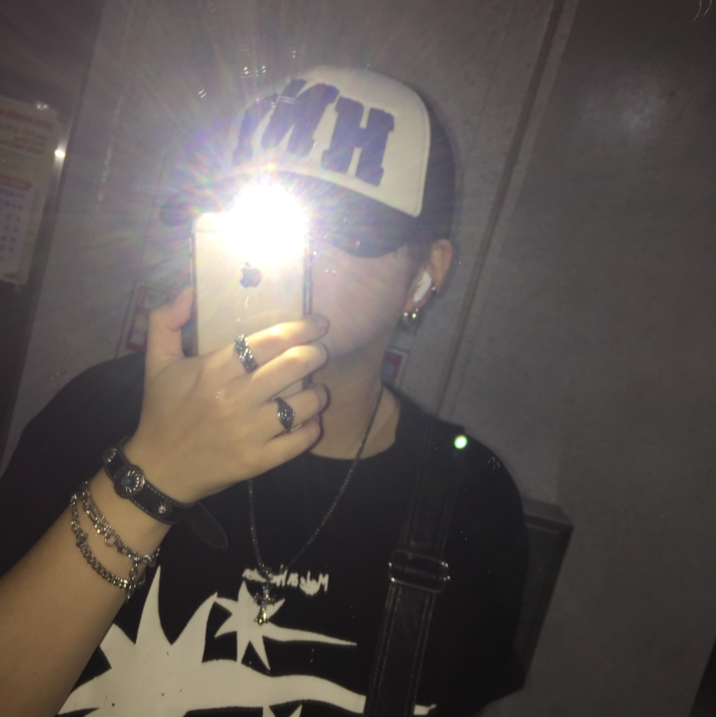 Honey Scoop House HNY Logo Trucker Cap Black 착용 스타일 - 1