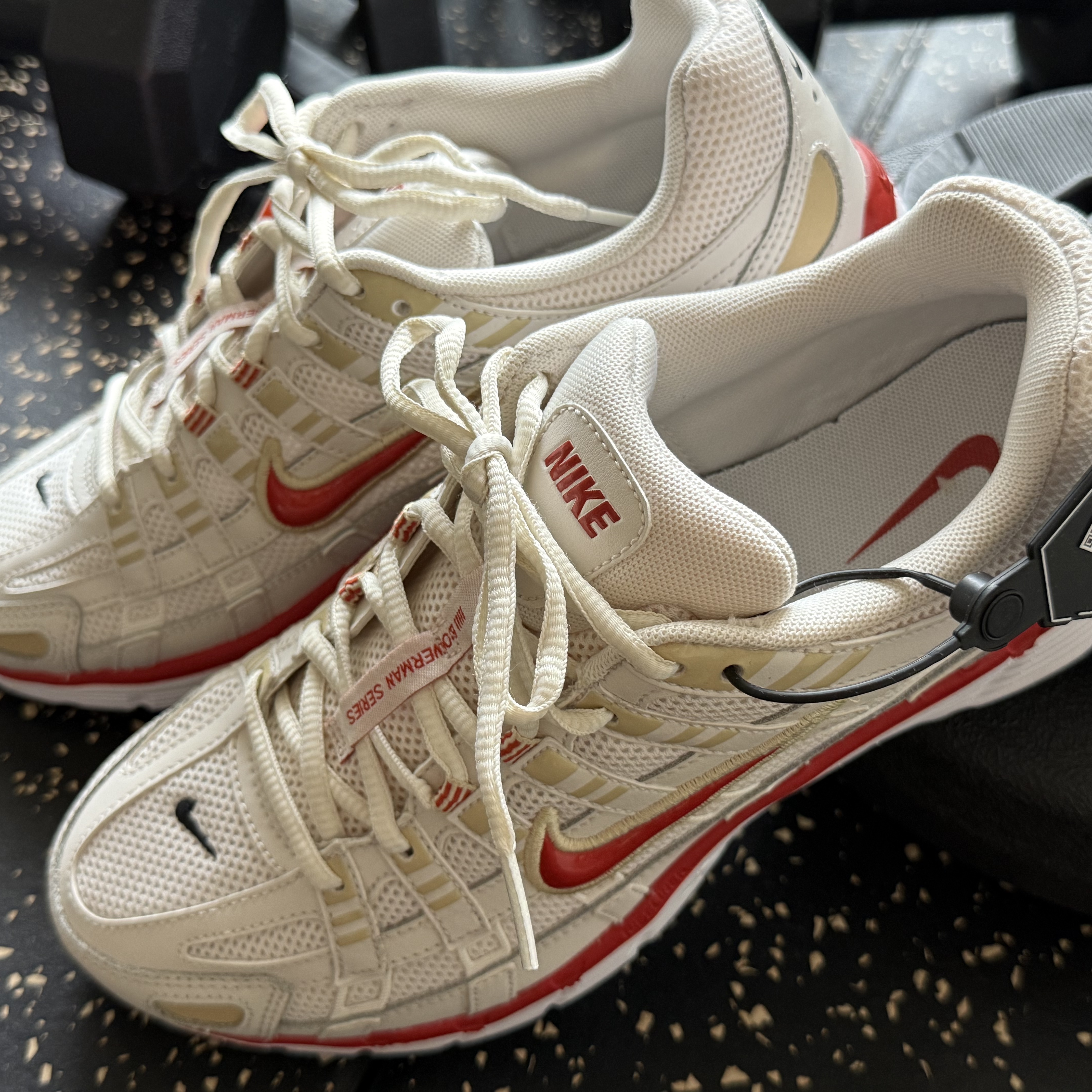 Nike P-6000 Phantom White Black Dragon Red 착용 스타일