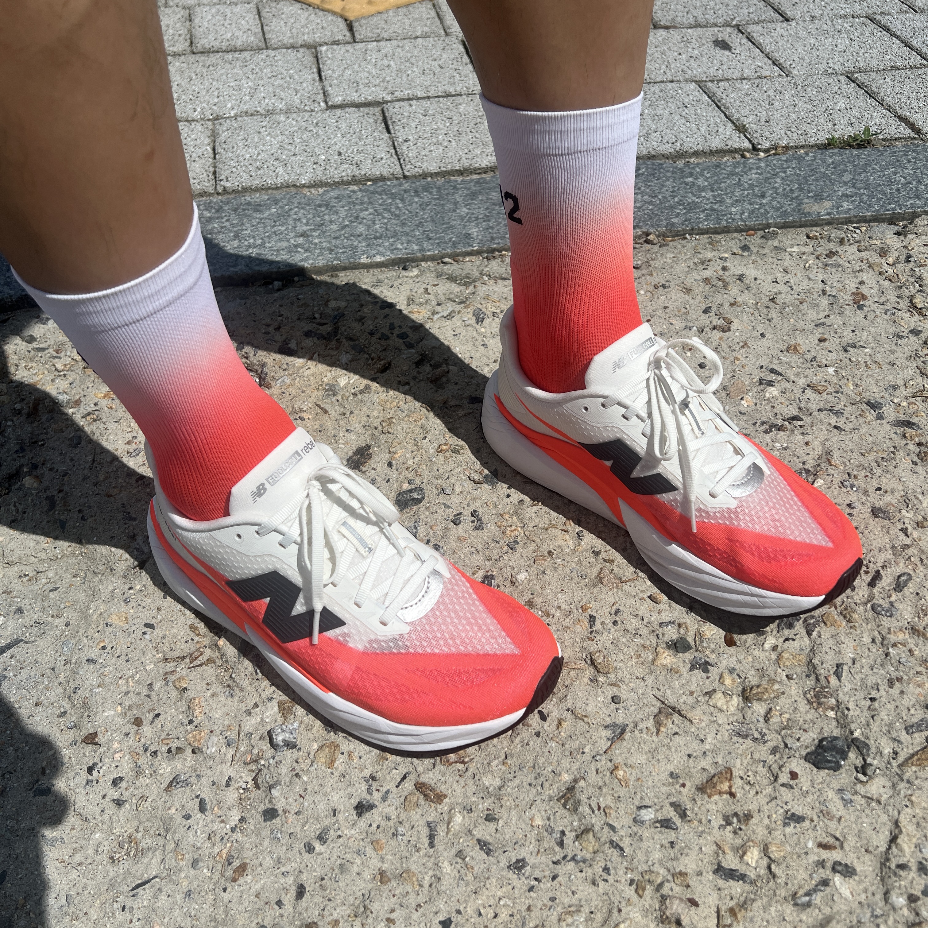 New Balance FuelCell Rebel v5 Urgent Red White Sea Salt - D Standard 착용 스타일 - 1
