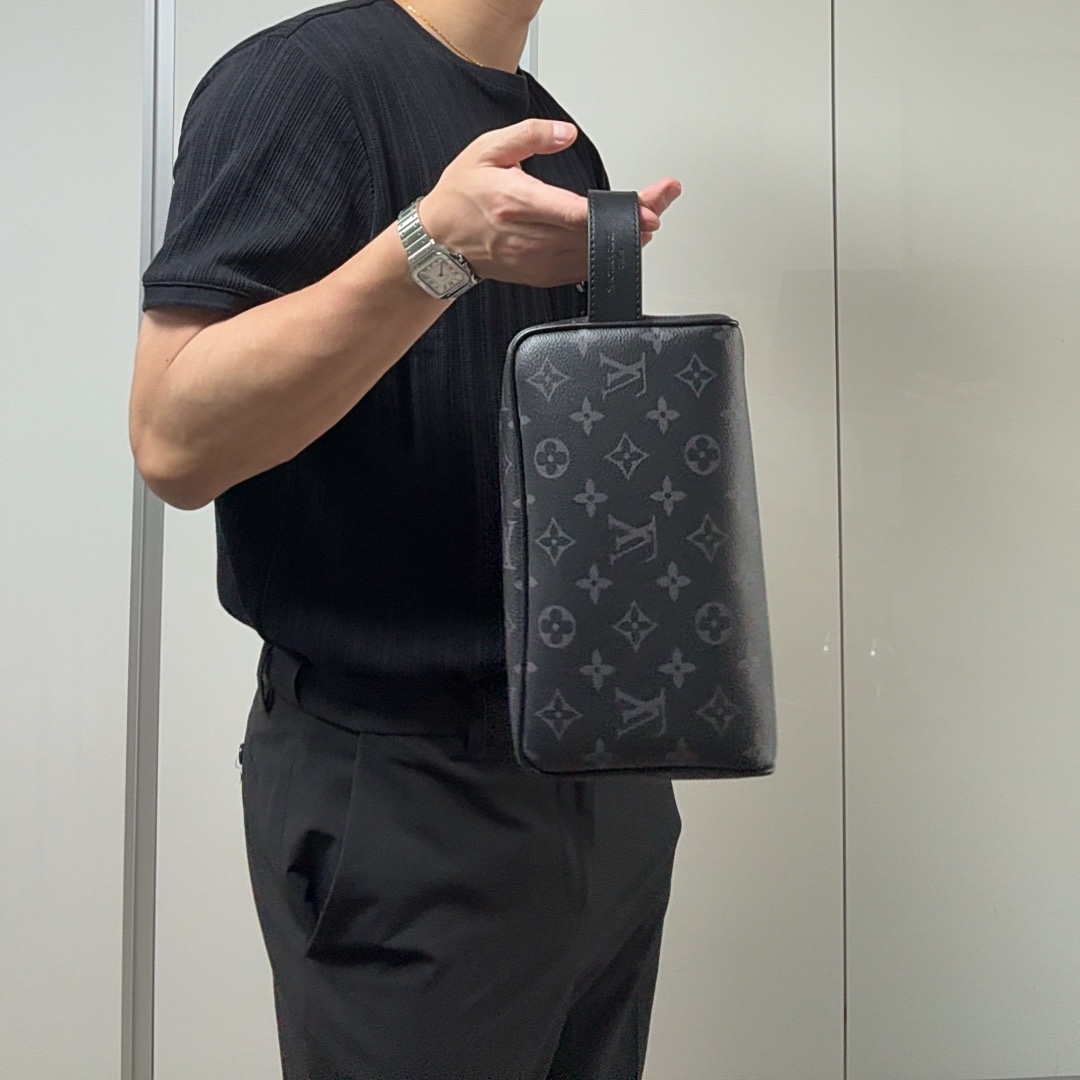 Louis Vuitton Locker Dopp Kit Monogram Eclipse 착용 스타일 - 1