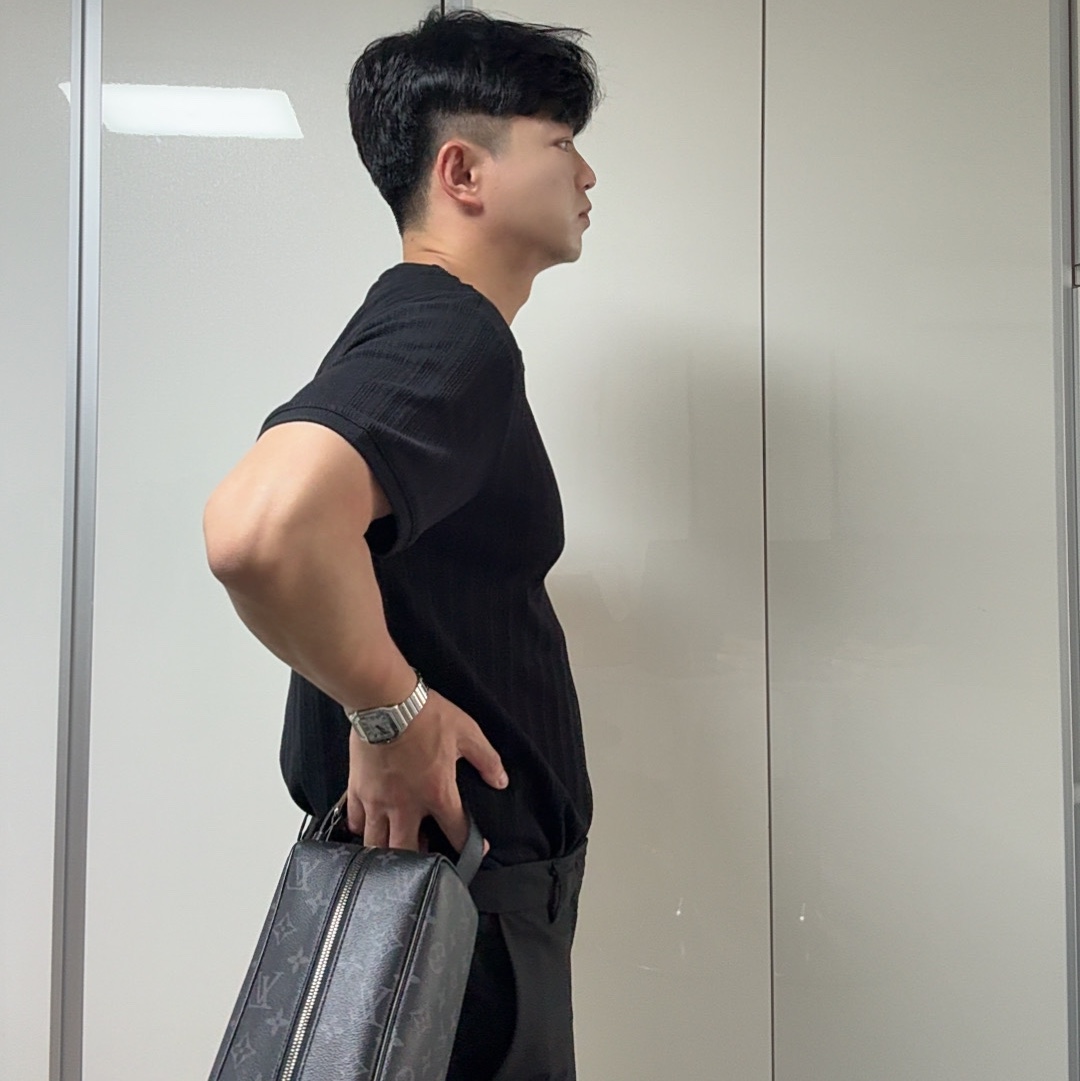 Louis Vuitton Locker Dopp Kit Monogram Eclipse 착용 스타일 - 2