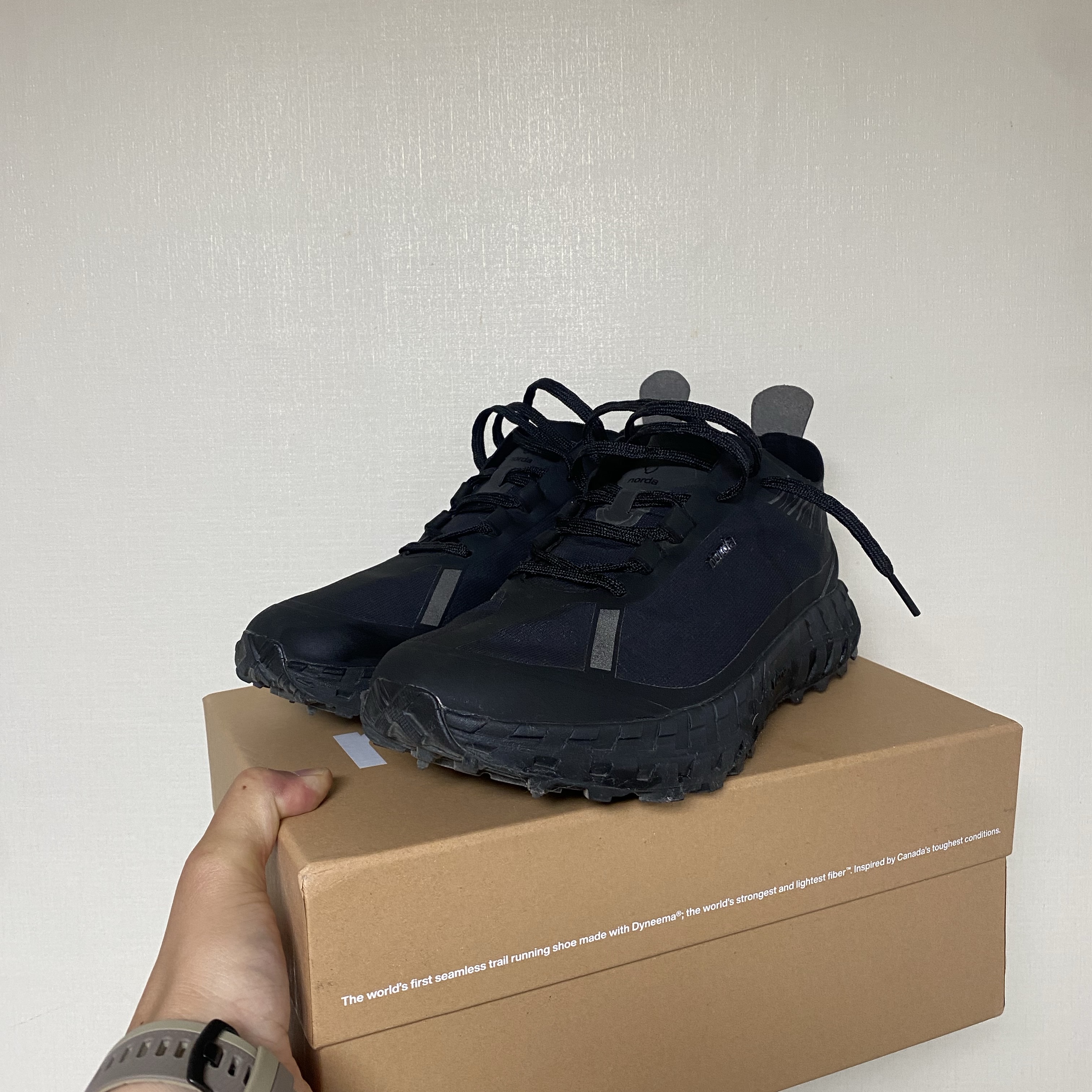 Norda 001/A Stealth Black 착용 스타일