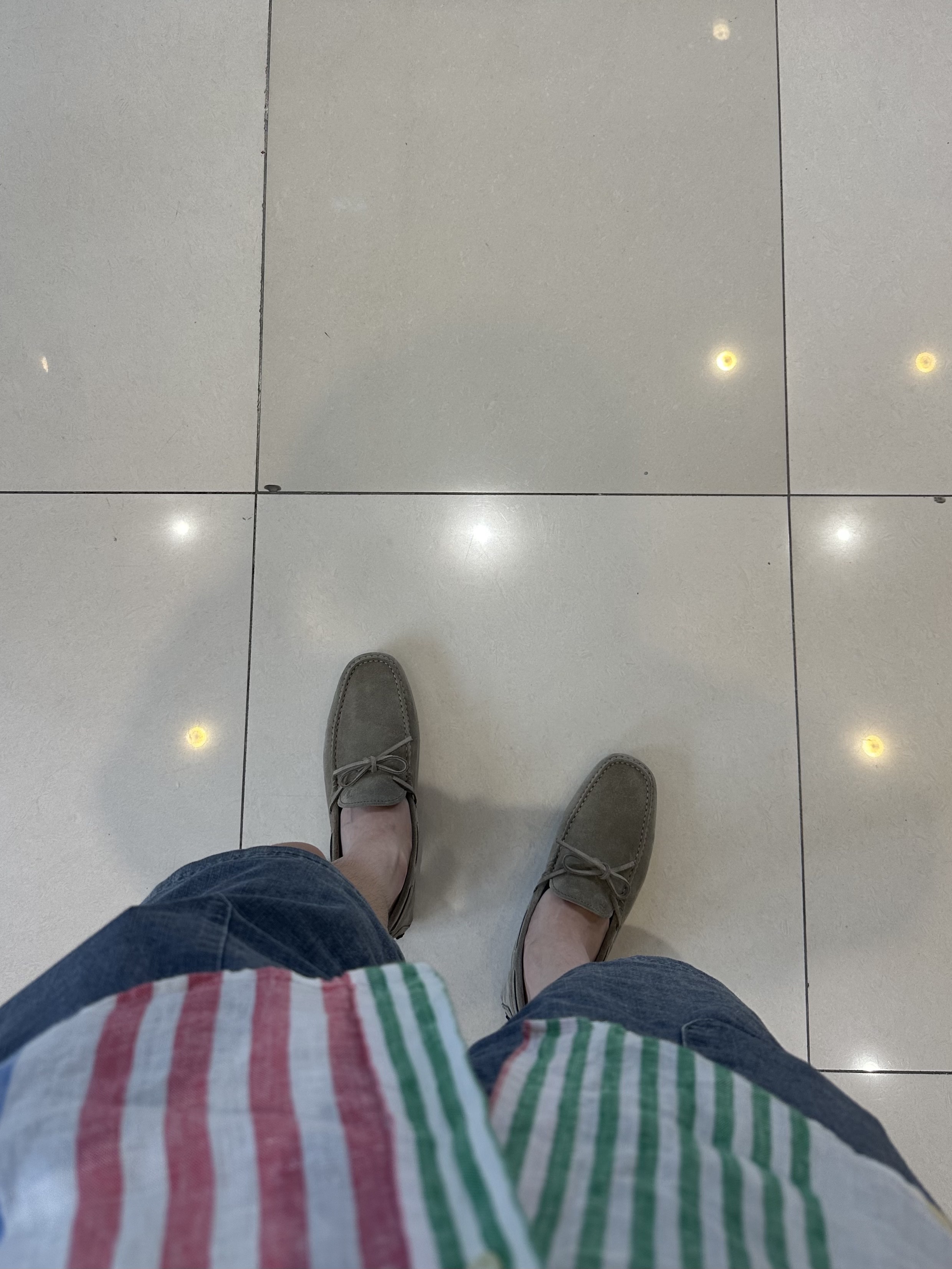 Tod's Gommino Suede Driving Shoes Beige 착용 스타일