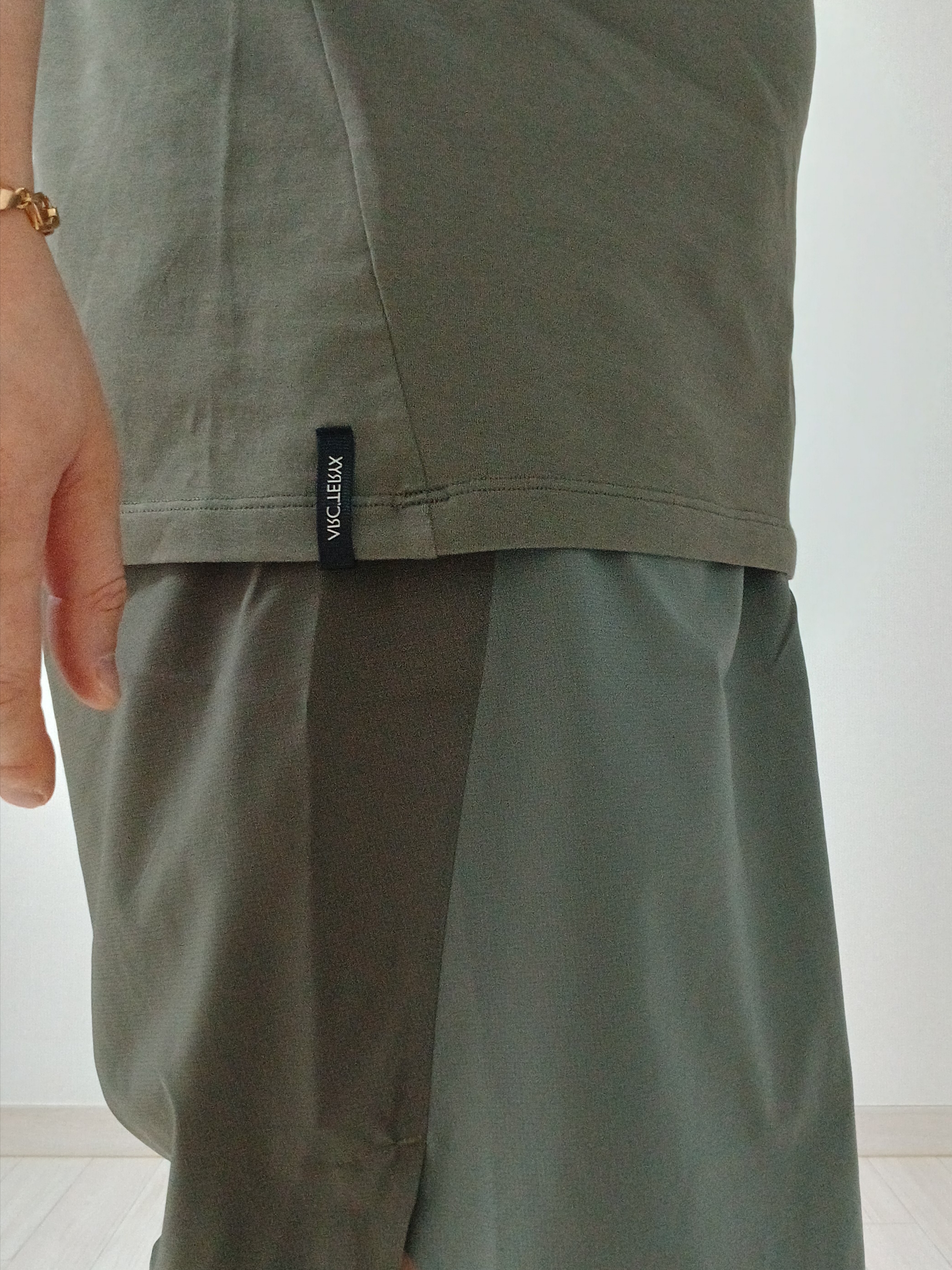 Arc'teryx Captive Split T-Shirt Forage, Hoka Ora Athletic Slide Black White 착용 스타일 - 8