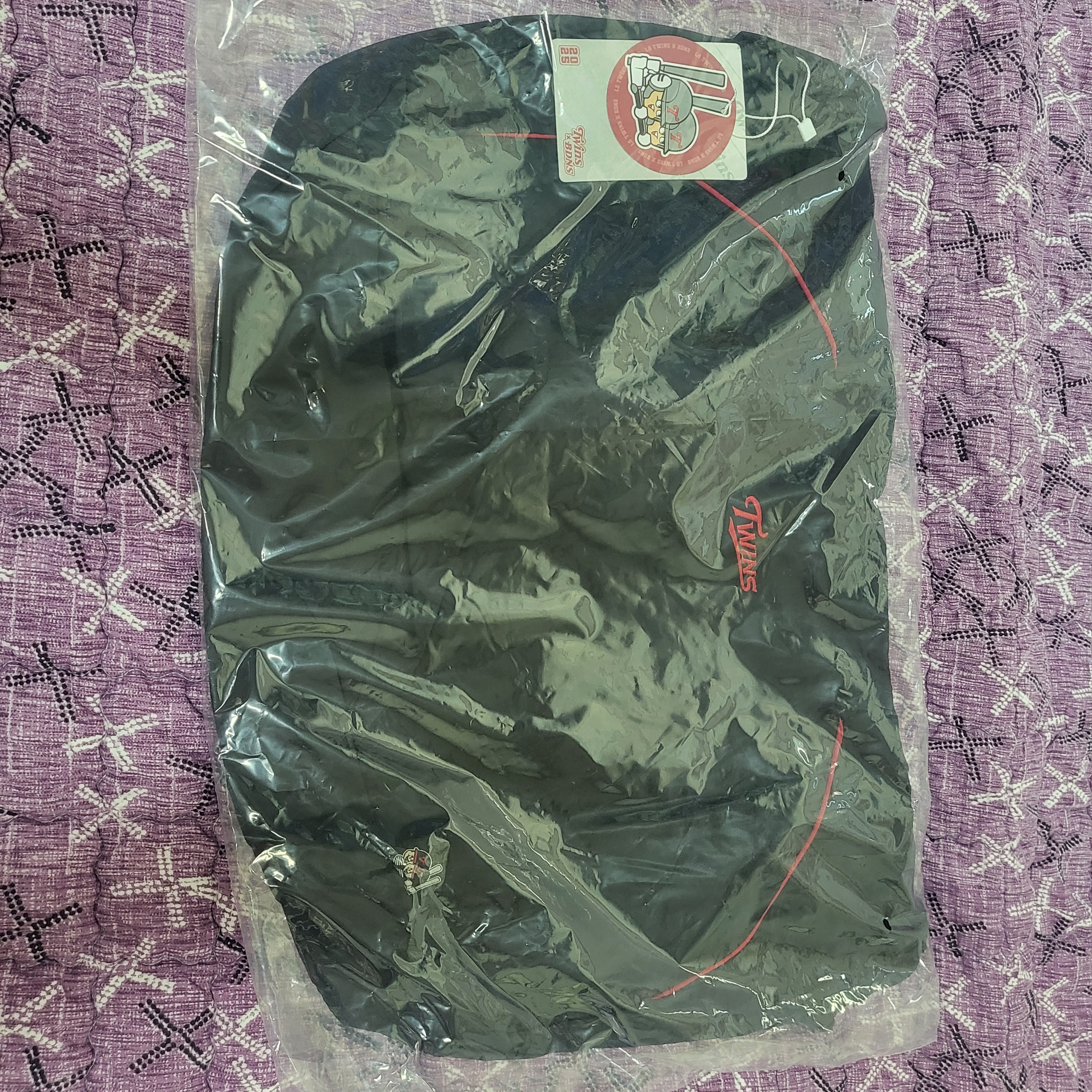 BDNS x LG TWINS Packable Dugout Bag Red 착용 스타일
