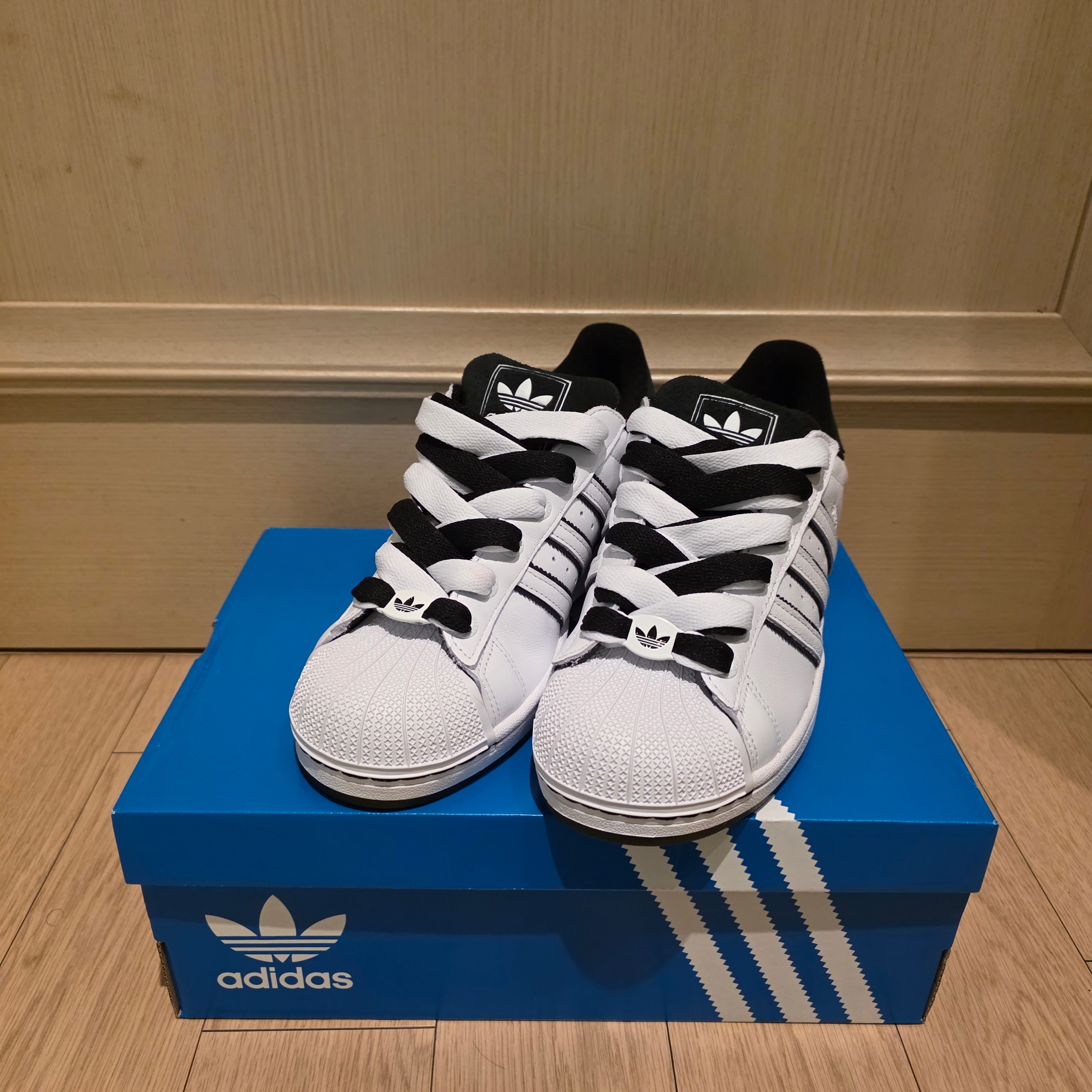 Adidas Superstar II Cloud White Core Black 착용 스타일