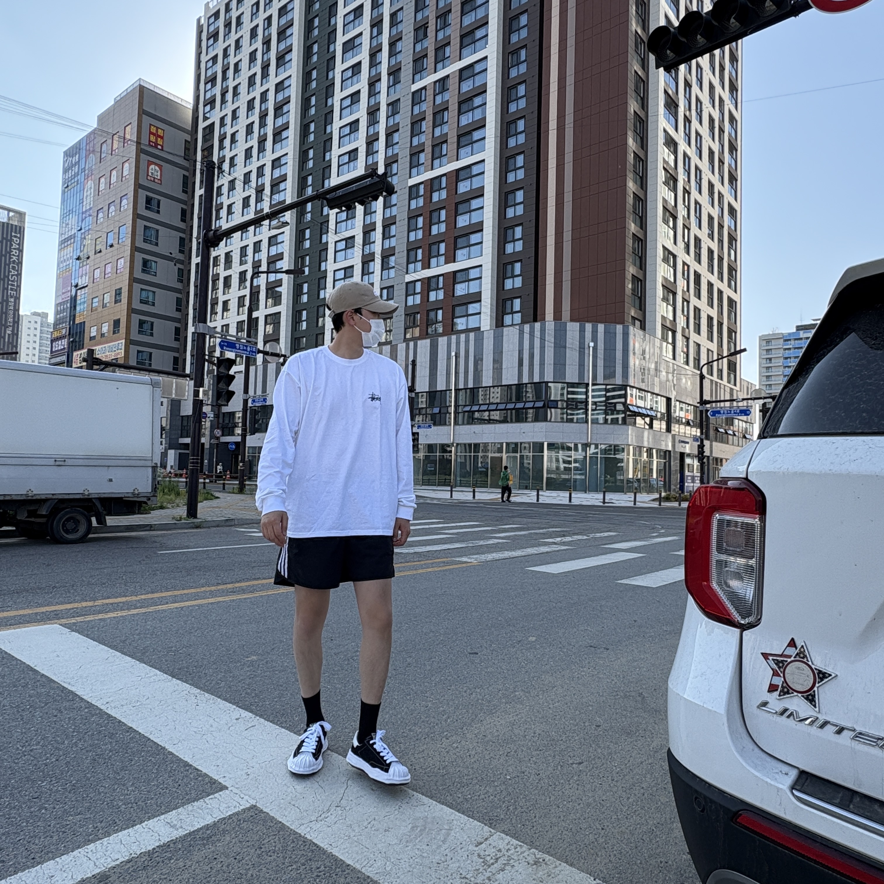 Maison Mihara Yasuhiro Blakey OG Sole Canvas Low-top Sneakers Black White, Stussy Stock DSM London LS T-Shirt White 2024 착용 스타일